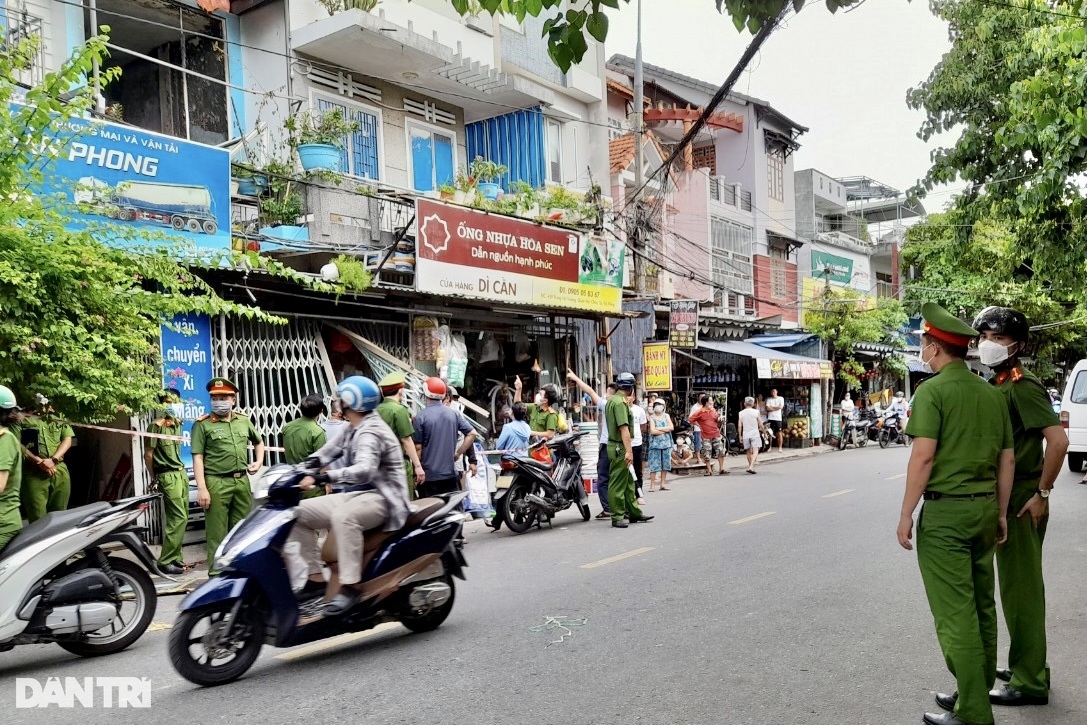 Ba mẹ con tử vong trong ngôi nhà 3 tầng bốc cháy - 1