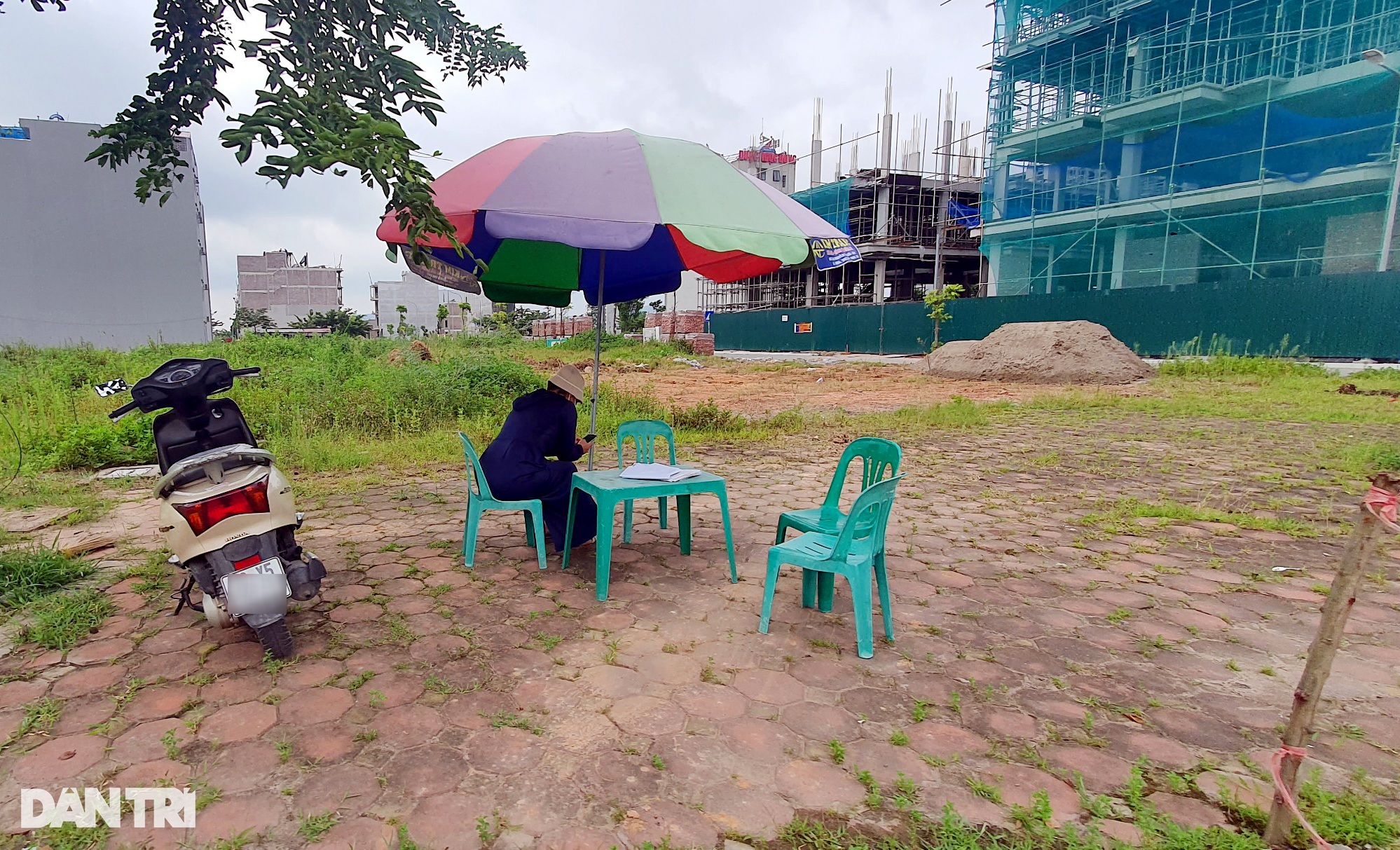 Thị trường "xì hơi", văn phòng môi giới bất động sản đìu hiu - Ảnh 9. Thị trường "xì hơi", văn phòng môi giới bất động sản đìu hiu - Ảnh 9.