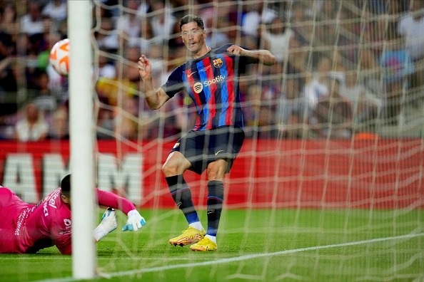 Lewandowski mất 3 phút để ghi bàn đầu tiên cho Barcelona - 1