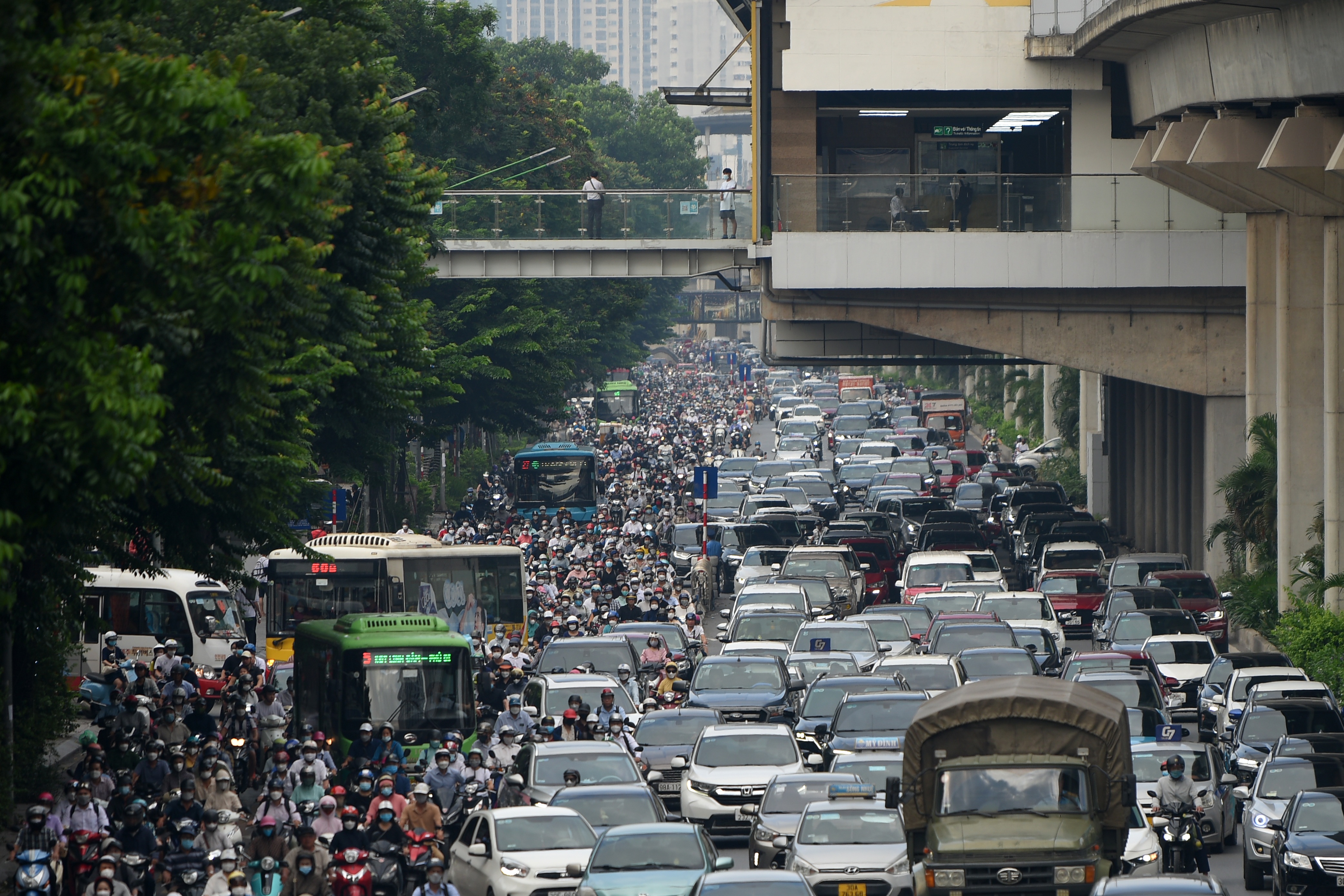 Phân làn đường Nguyễn Trãi: Hàng loạt xe máy lấn làn ôtô giờ cao điểm - 1