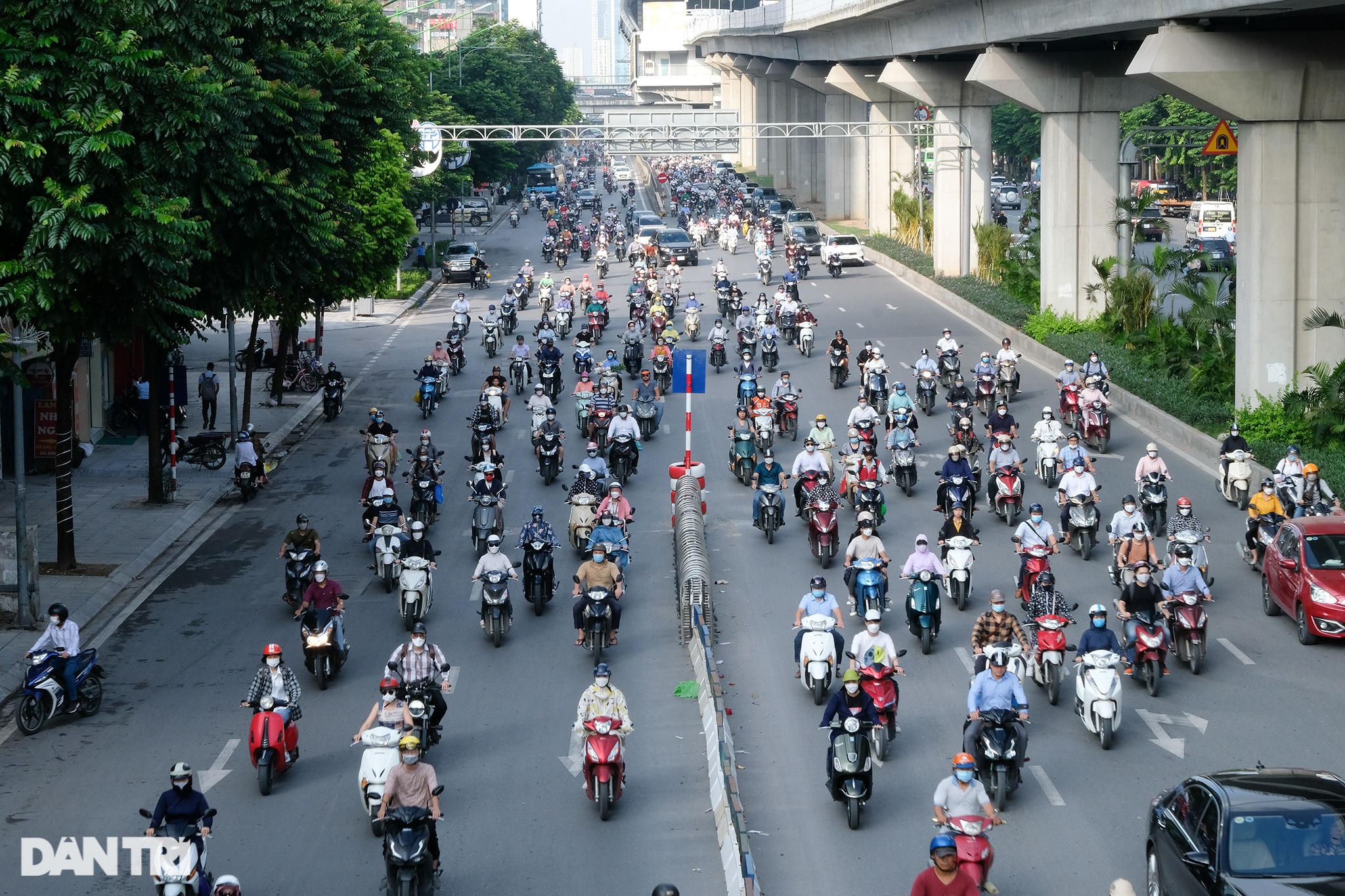 Phân làn đường Nguyễn Trãi: Hàng loạt xe máy lấn làn ôtô giờ cao điểm - 2