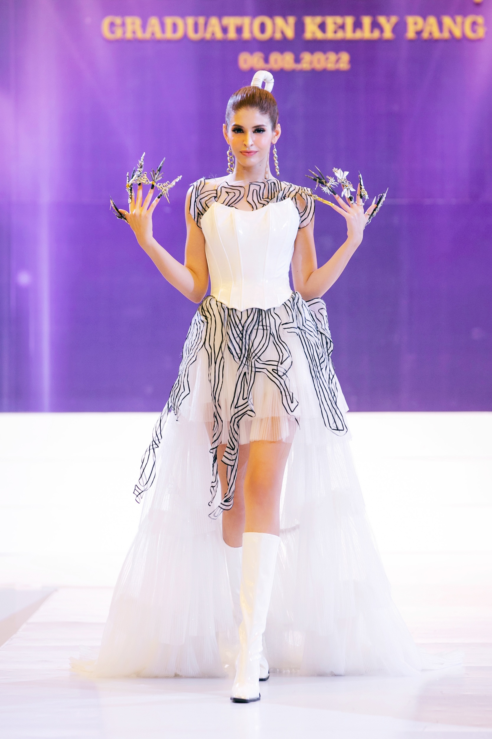 Người mẫu Tây Ban Nha Andrea Aybar trình diễn ấn tượng trên sàn catwalk - 2