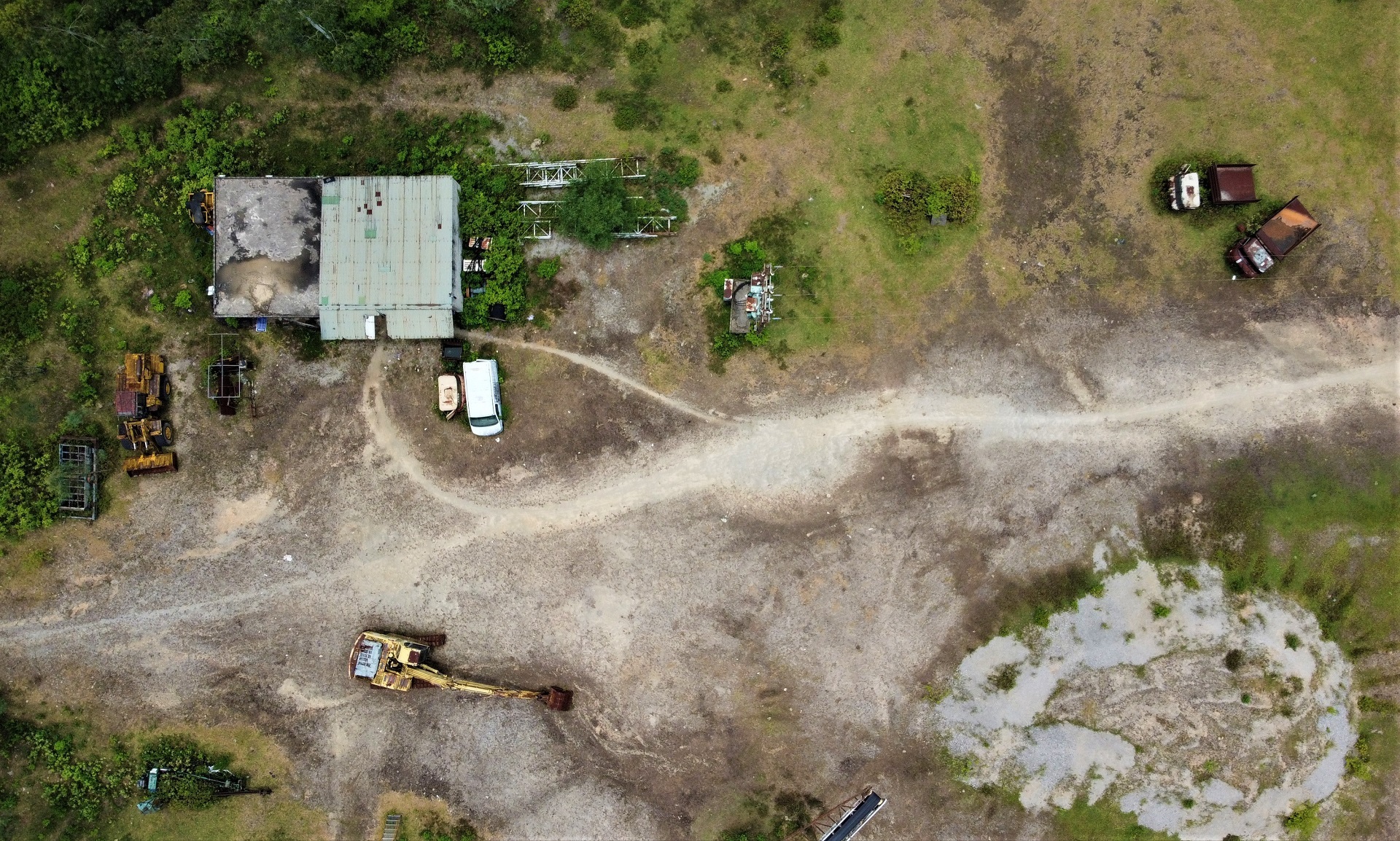Nghĩa địa ôtô, máy móc tại mỏ khoáng sản bị dừng triển khai ở Hà Tĩnh - 8