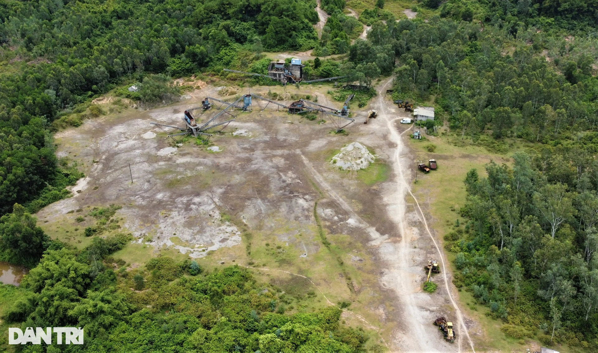 Nghĩa địa ôtô, máy móc tại mỏ khoáng sản bị dừng triển khai ở Hà Tĩnh - 1