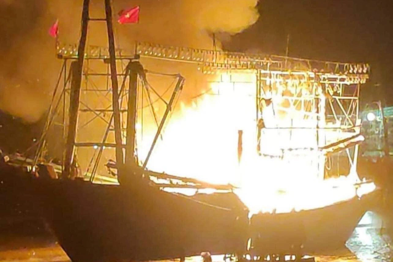 Tàu cá bốc cháy dữ dội trong đêm - 1