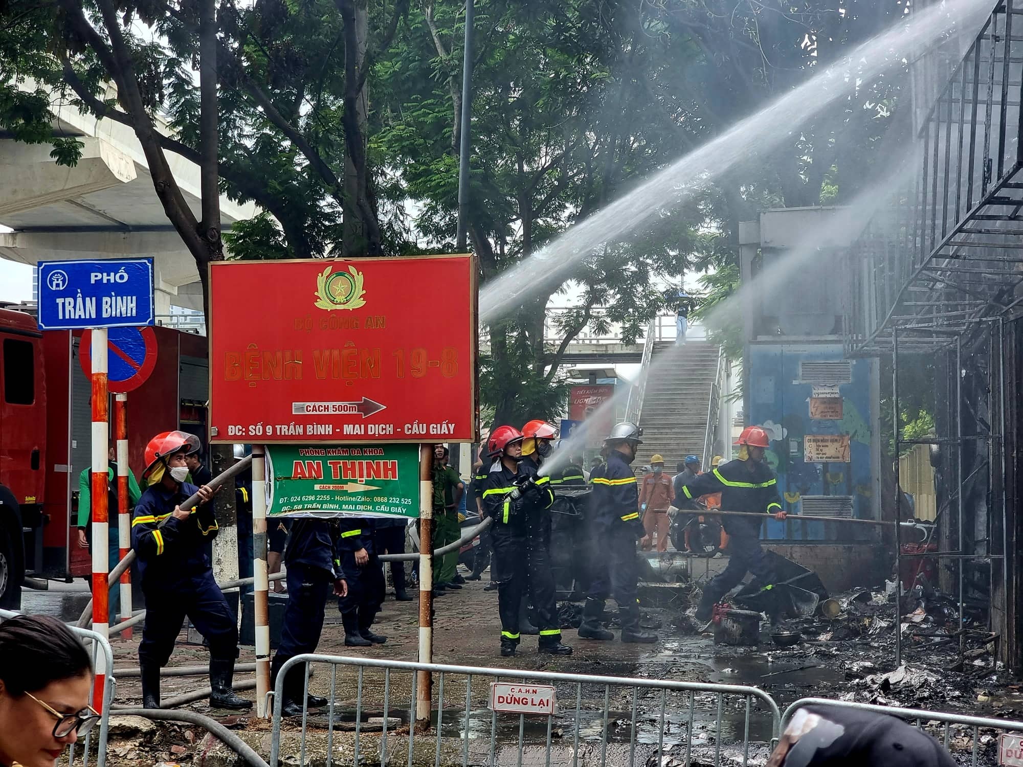 Hà Nội: Lửa bao trùm tiệm sửa máy tính, 3 người may mắn thoát nạn - 4