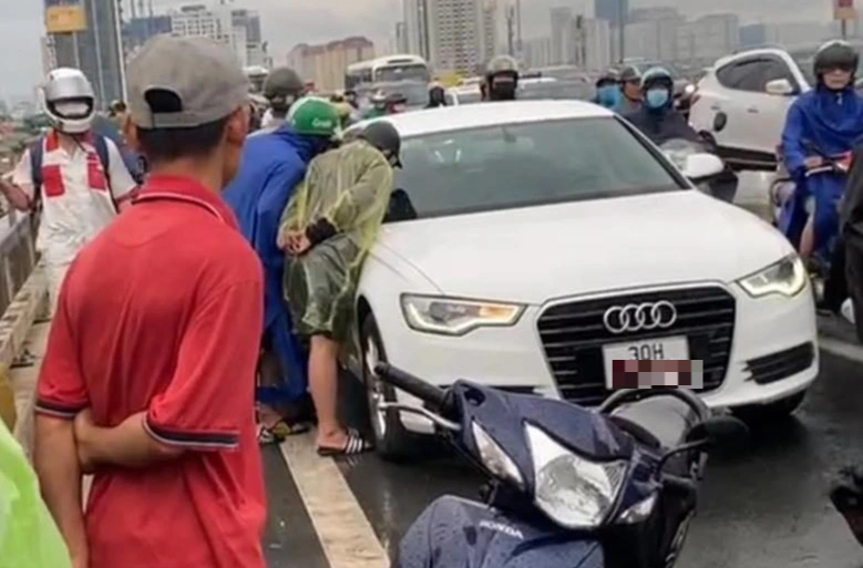 Nghi án người đàn ông để xế hộp Audi A6 ở cầu Nhật Tân rồi nhảy cầu tự tử - 1
