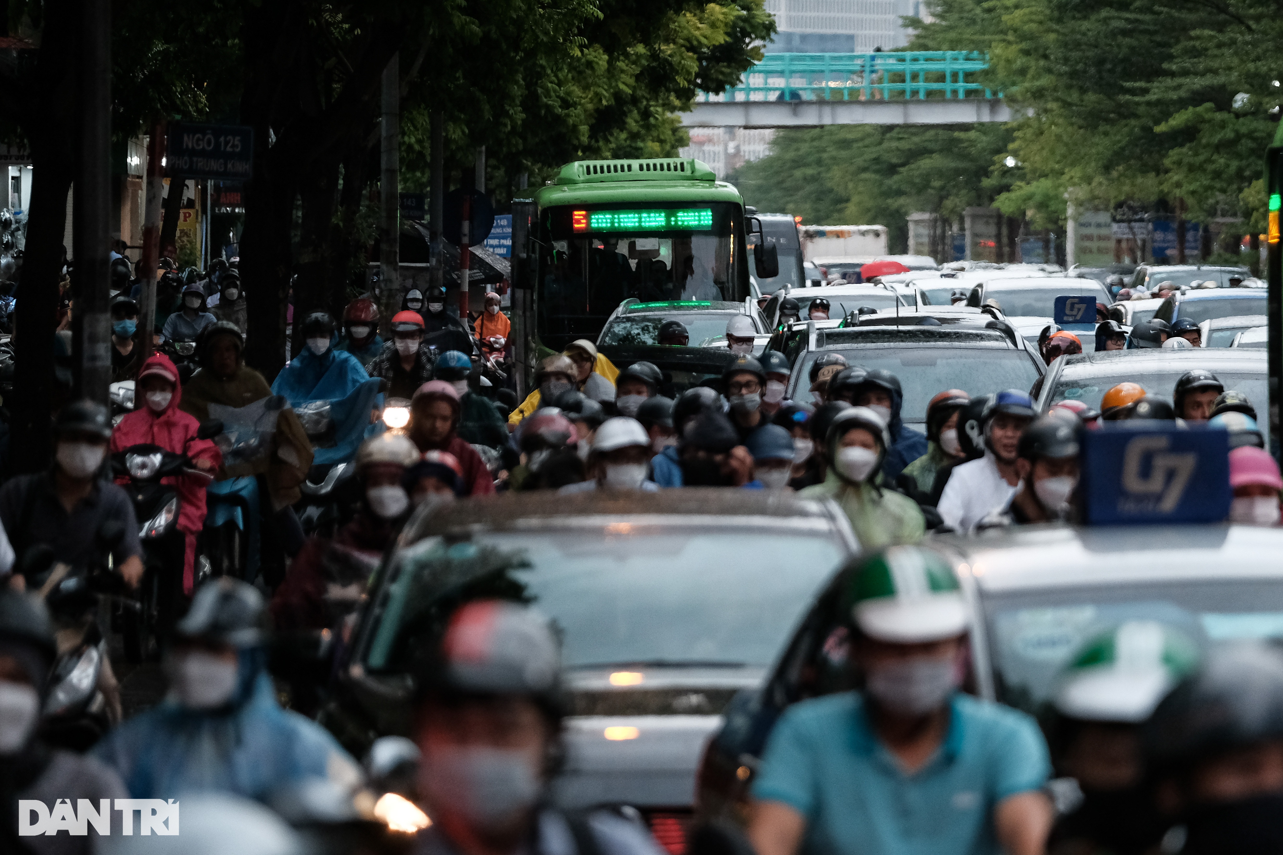 Mưa đúng giờ tan tầm, đường phố Hà Nội tắc không lối thoát - 3 Mưa đúng giờ tan tầm, đường phố Hà Nội tắc không lối thoát - 3