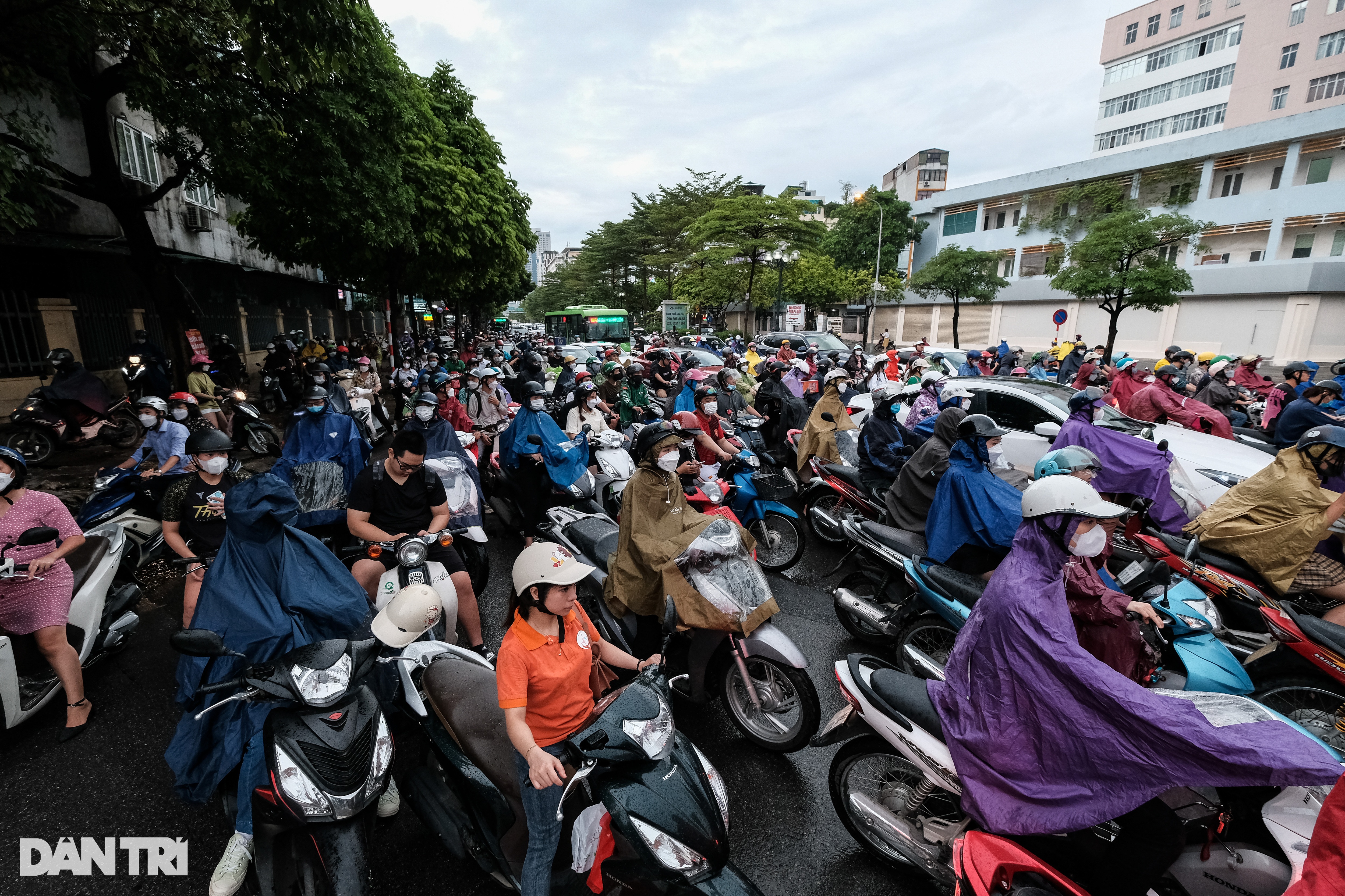 Mưa đúng giờ tan tầm, đường phố Hà Nội tắc không lối thoát - 1