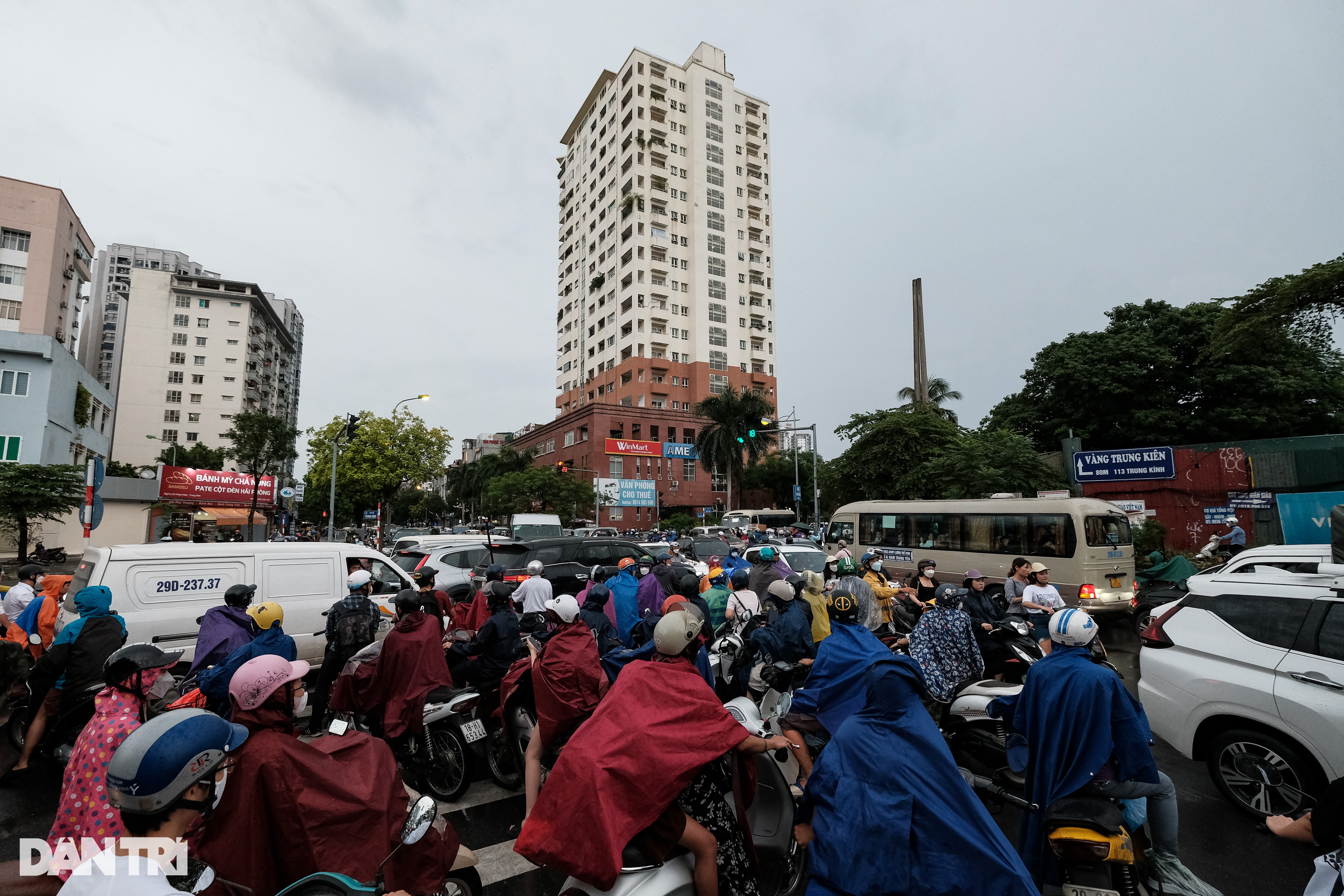 Mưa đúng giờ tan tầm, đường phố Hà Nội tắc không lối thoát - 2 Mưa đúng giờ tan tầm, đường phố Hà Nội tắc không lối thoát - 2
