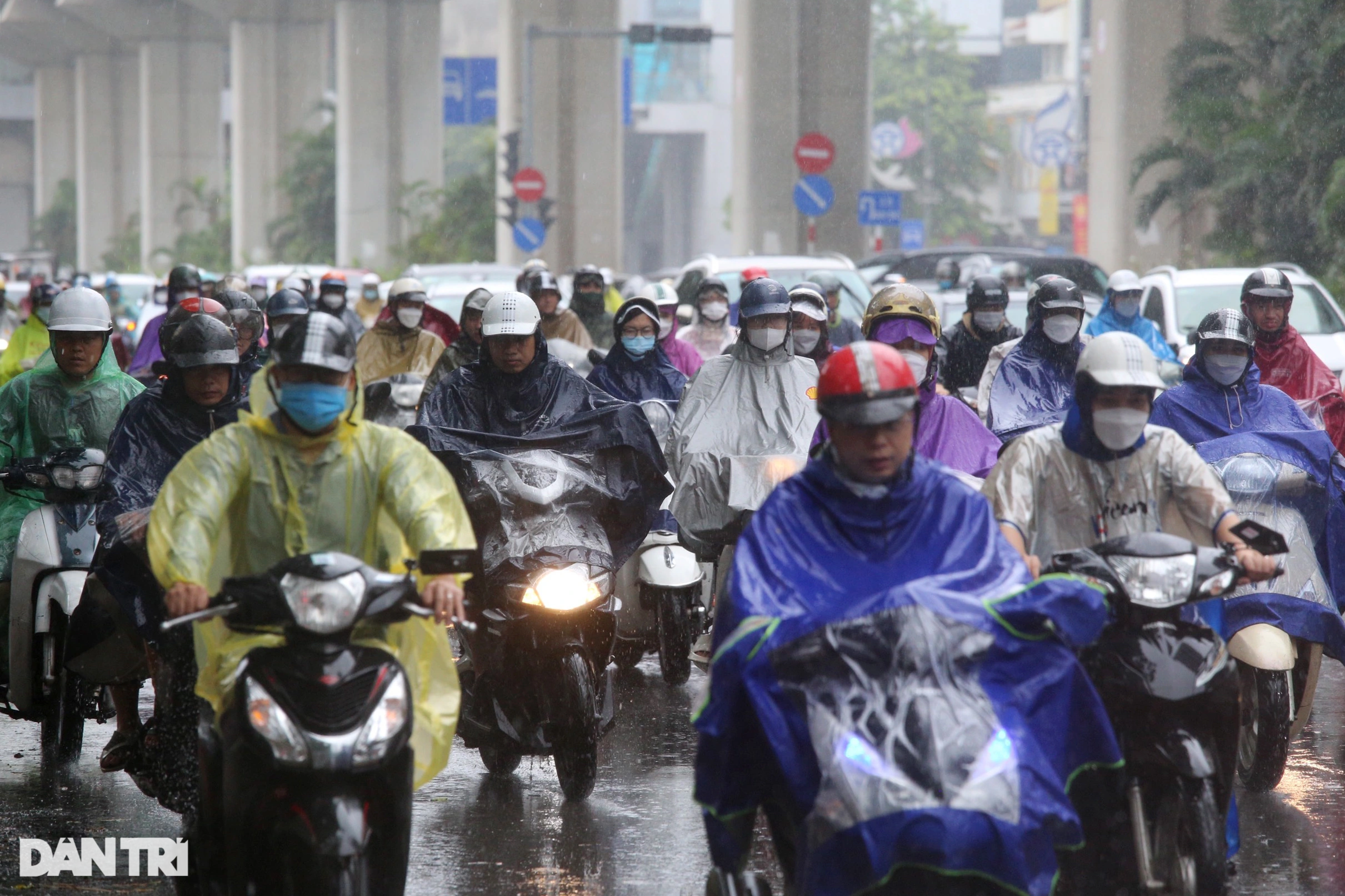 Mưa lớn do ảnh hưởng bão số 2: Giao thông Hà Nội tê liệt, ùn tắc kéo dài - 1