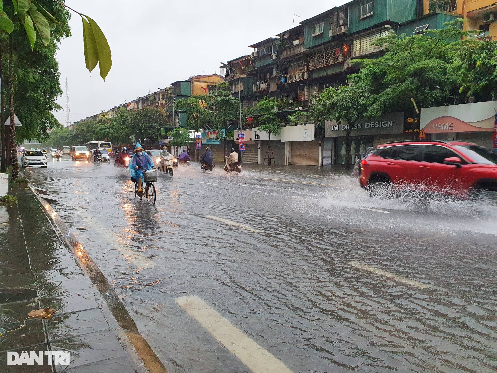 Đường phố Hà Nội thành sông sau trận mưa suốt đêm - 14