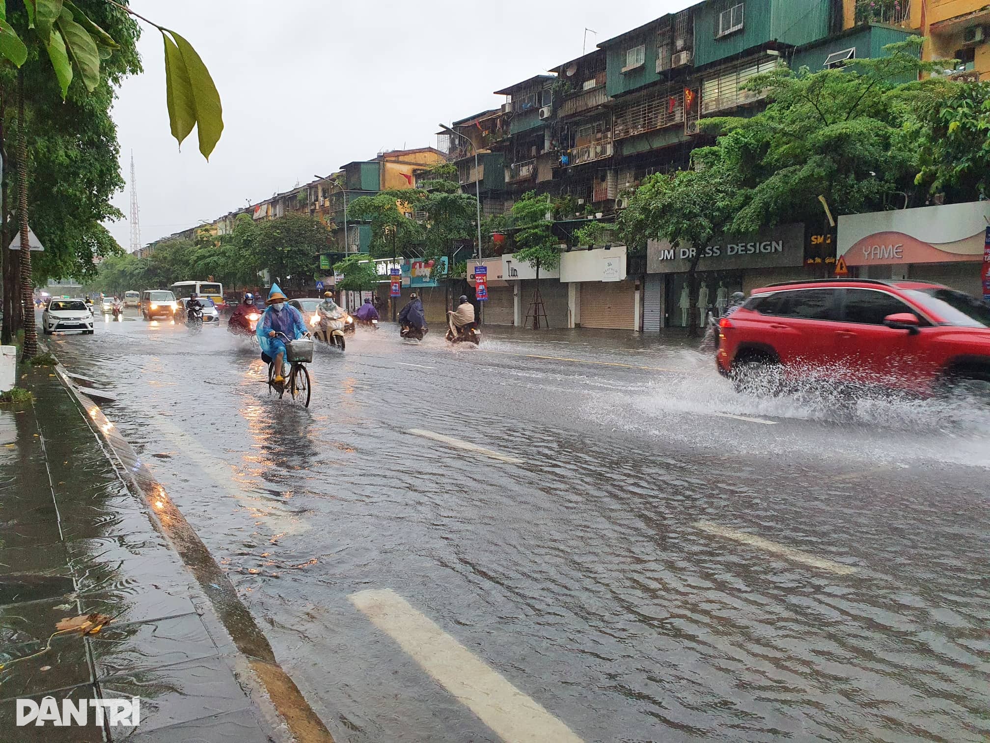Đường phố Hà Nội thành sông sau trận mưa suốt đêm - 14 Đường phố Hà Nội thành sông sau trận mưa suốt đêm - 14