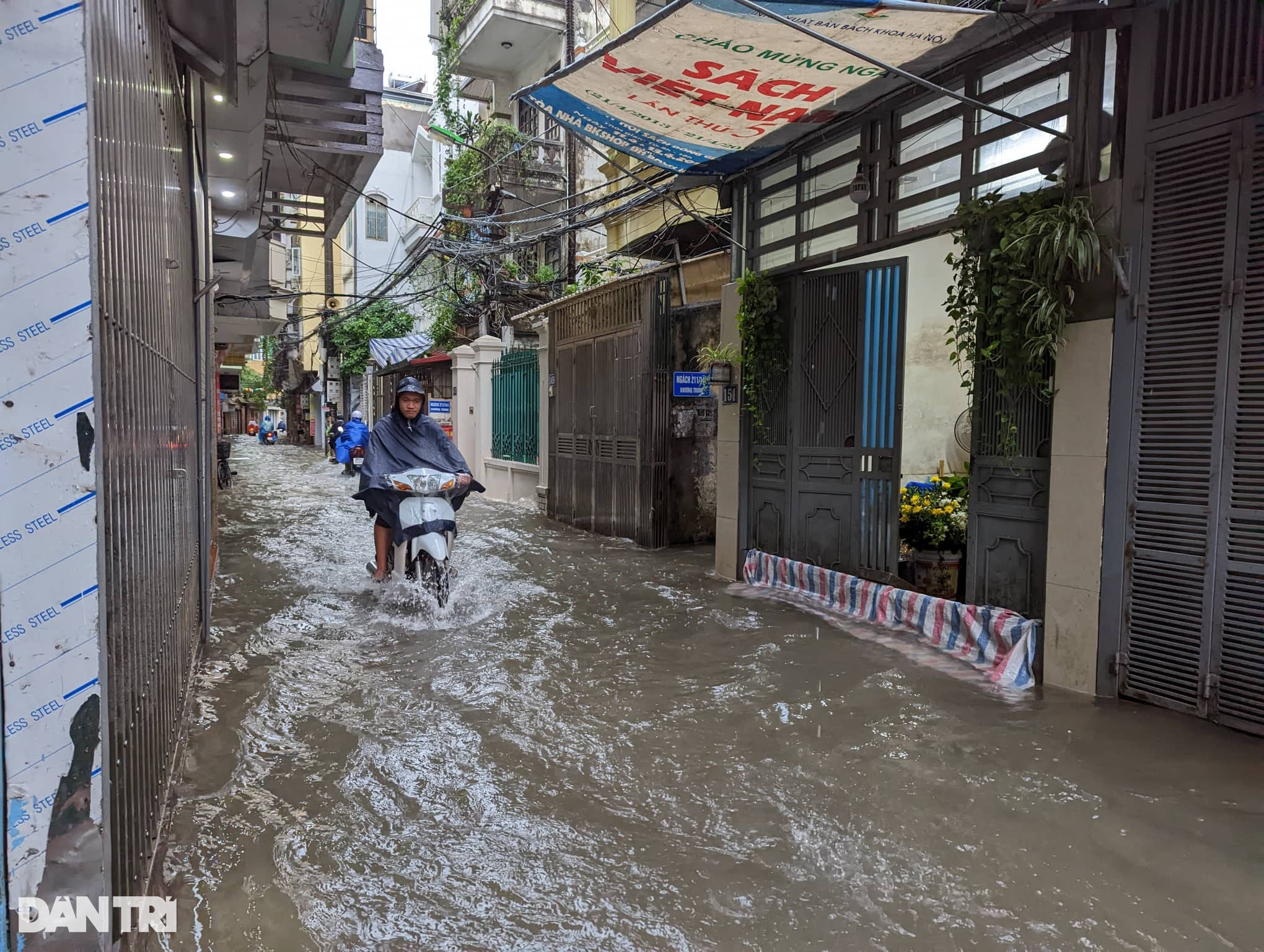 Đường phố Hà Nội thành sông sau trận mưa suốt đêm - 3