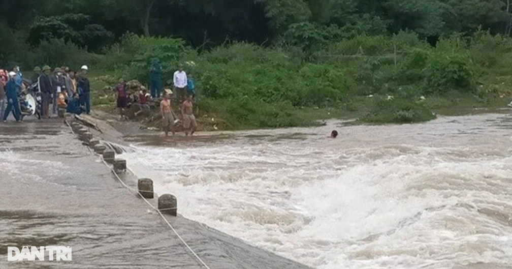 Chạy xe đạp qua ngầm tràn, bị lũ cuốn trôi ra sông Hồng - 1 Chạy xe đạp qua ngầm tràn, bị lũ cuốn trôi ra sông Hồng - 1