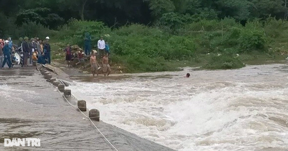 Chạy xe đạp qua ngầm tràn, bị lũ cuốn trôi ra sông Hồng - 1