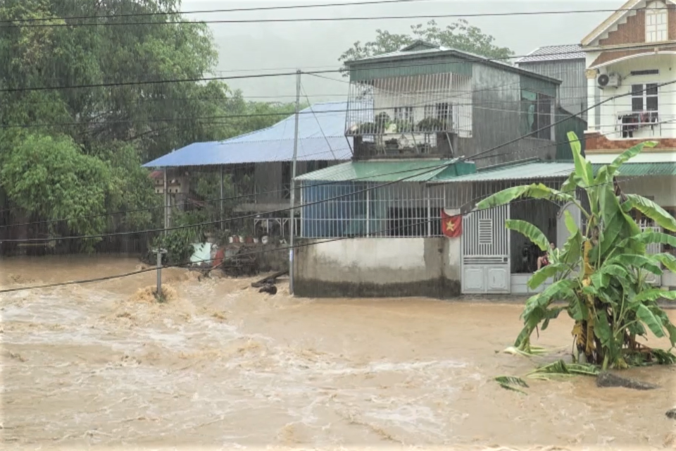 Mưa lớn nhiều nơi, lũ cuốn 3 người chết và mất tích - 2