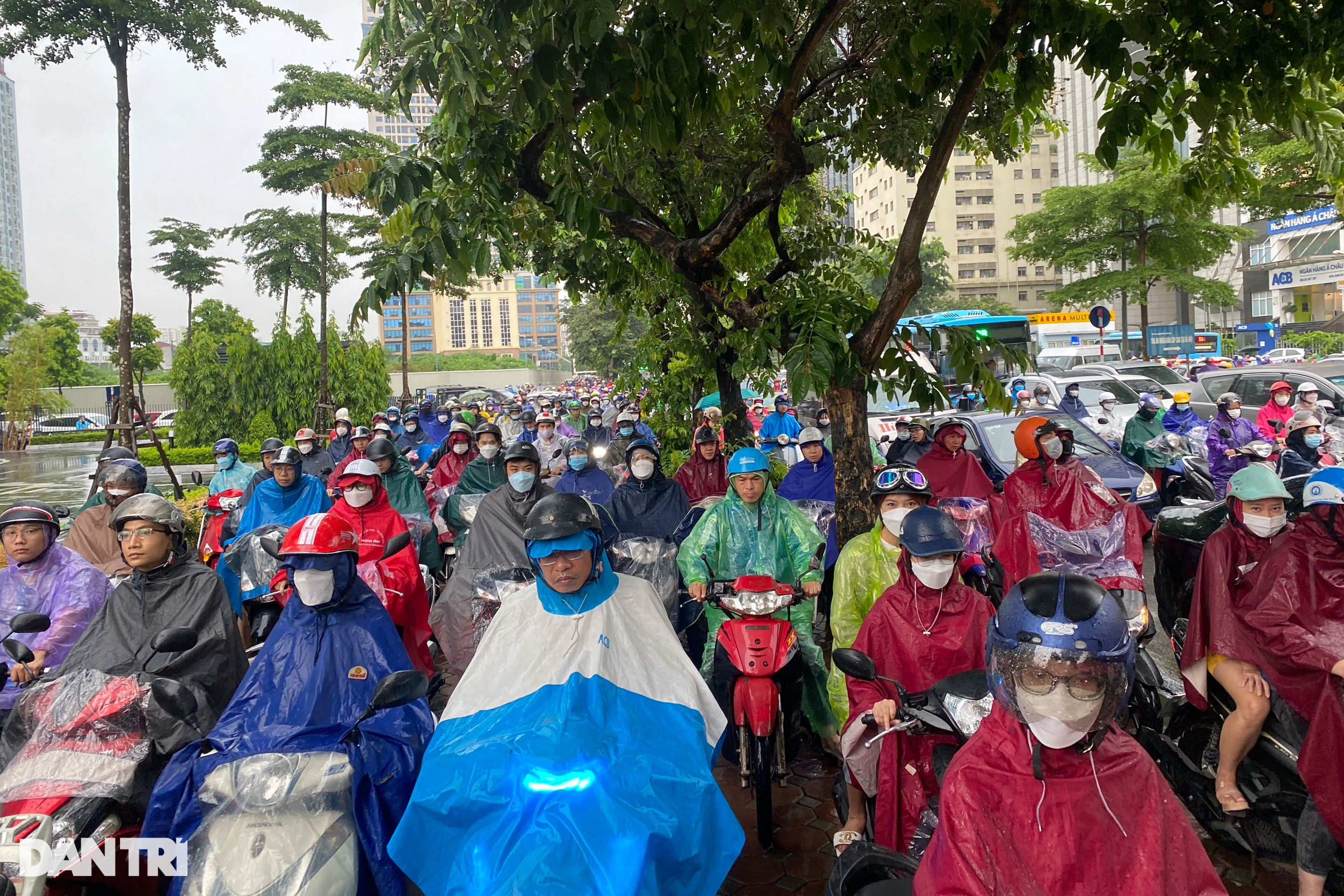 Hình ảnh giao thông ùn tắc kinh hoàng, kéo dài 2km do mưa ngập ở Hà Nội - 10