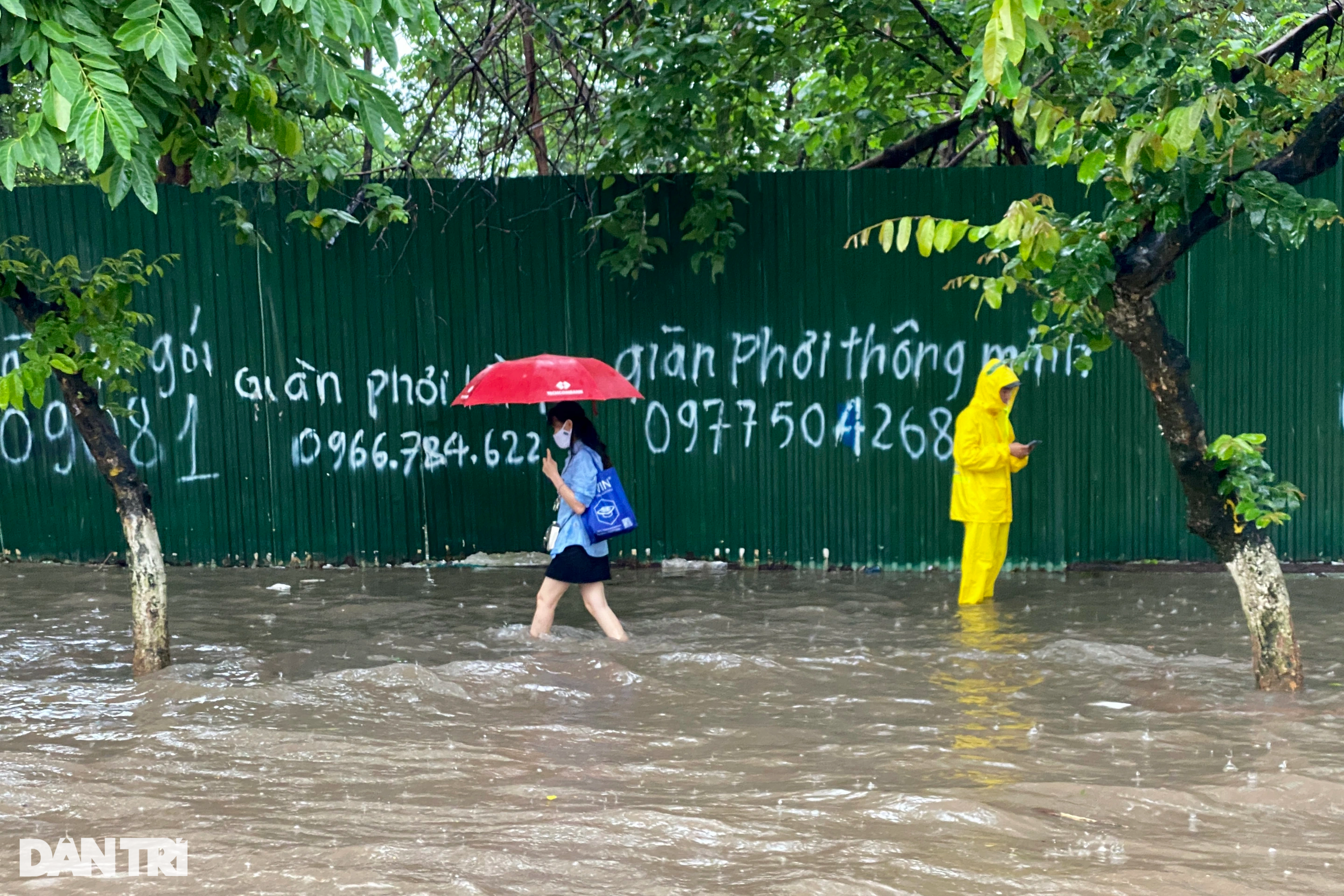 Hình ảnh giao thông ùn tắc kinh hoàng, kéo dài 2km do mưa ngập ở Hà Nội - 5