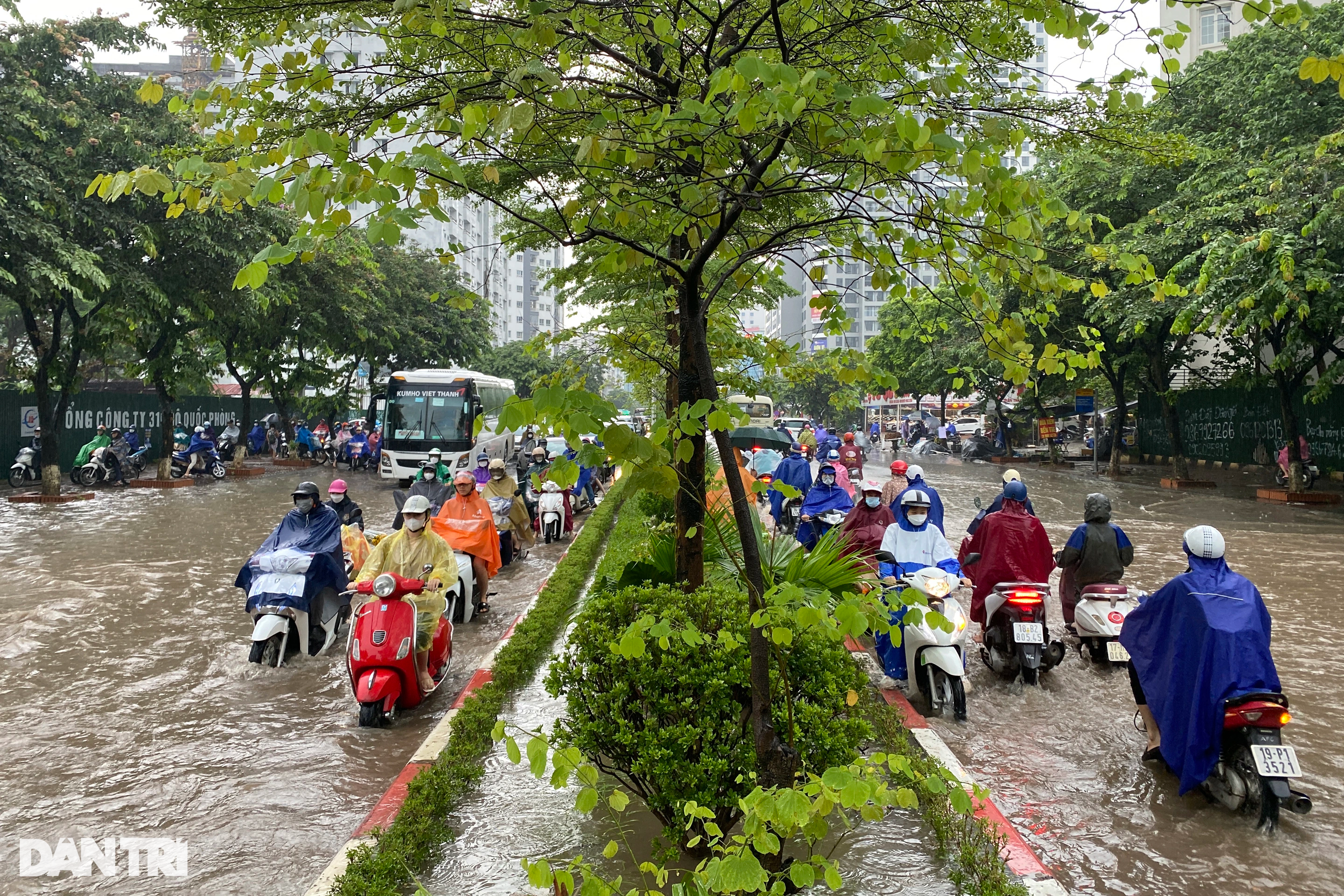 Hình ảnh giao thông ùn tắc kinh hoàng, kéo dài 2km do mưa ngập ở Hà Nội - 6