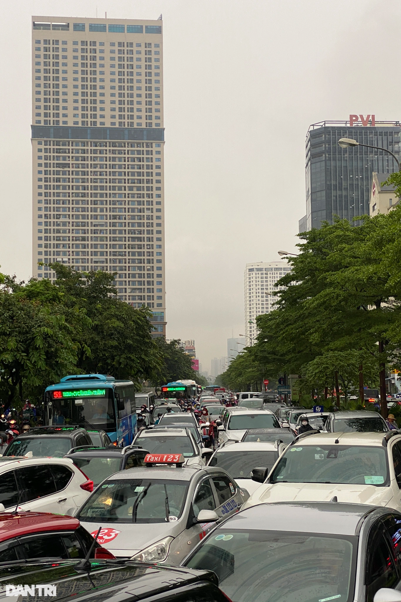 Hình ảnh giao thông ùn tắc kinh hoàng, kéo dài 2km do mưa ngập ở Hà Nội - 12