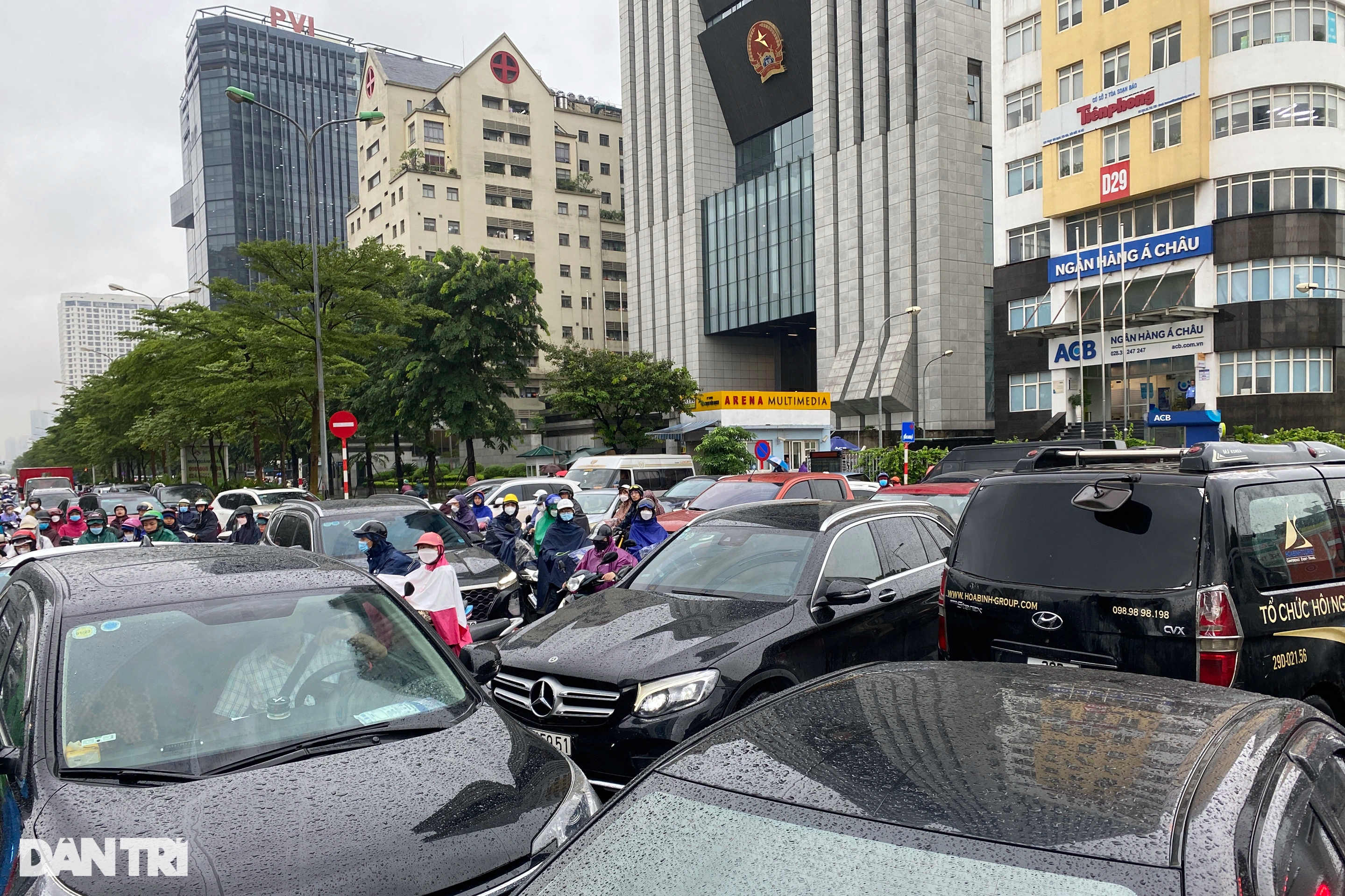 Hình ảnh giao thông ùn tắc kinh hoàng, kéo dài 2km do mưa ngập ở Hà Nội - 9