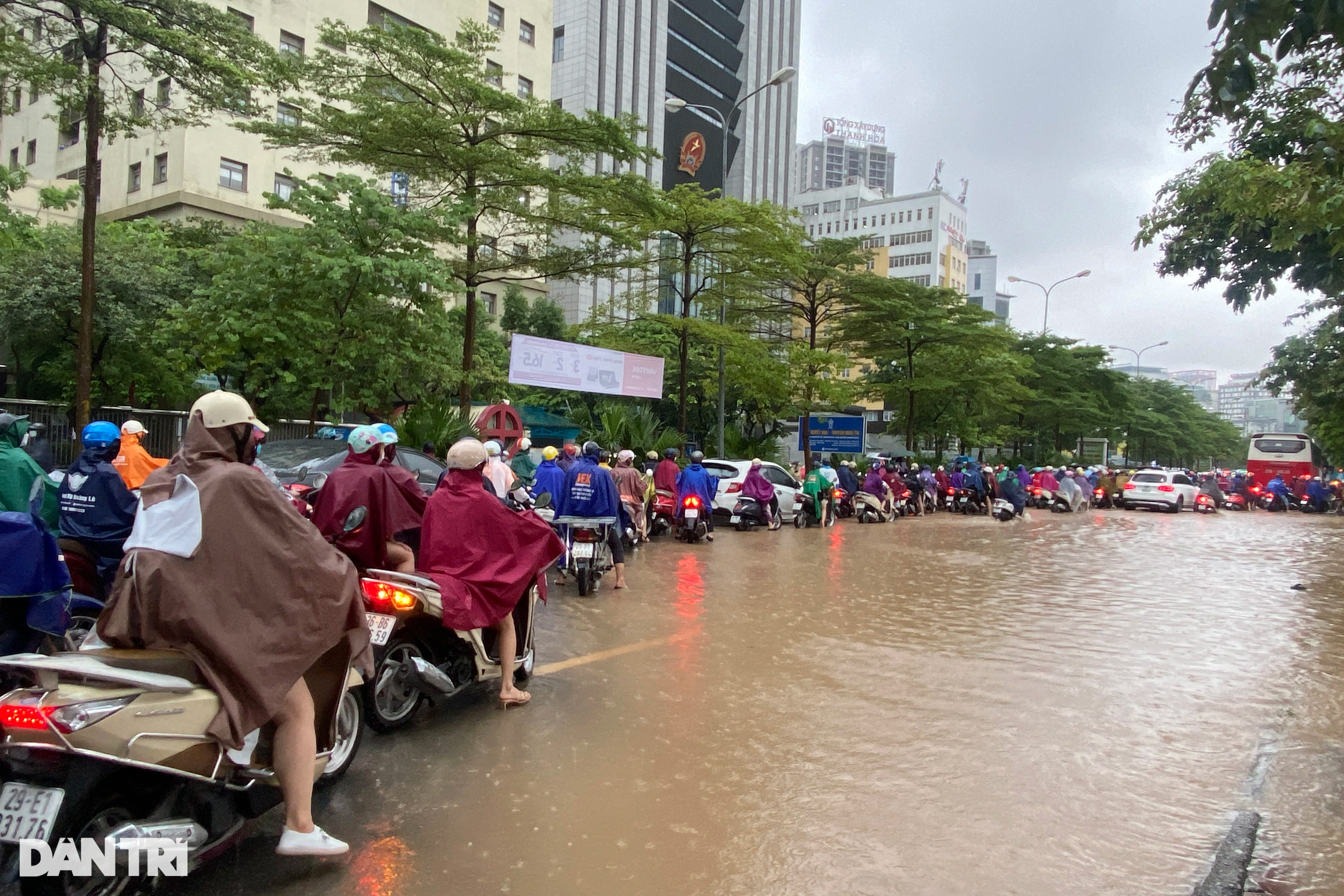 Hình ảnh giao thông ùn tắc kinh hoàng, kéo dài 2km do mưa ngập ở Hà Nội - 3