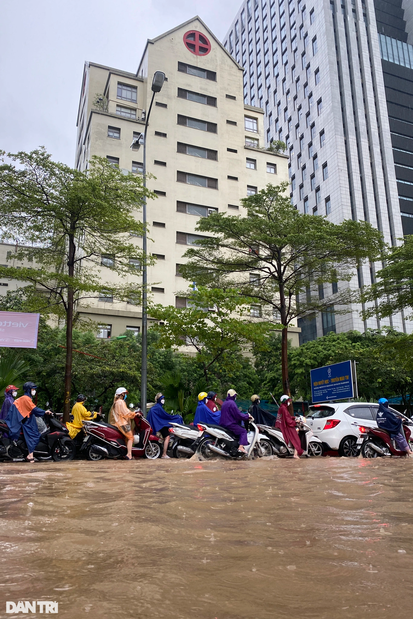 Hình ảnh giao thông ùn tắc kinh hoàng, kéo dài 2km do mưa ngập ở Hà Nội - 2