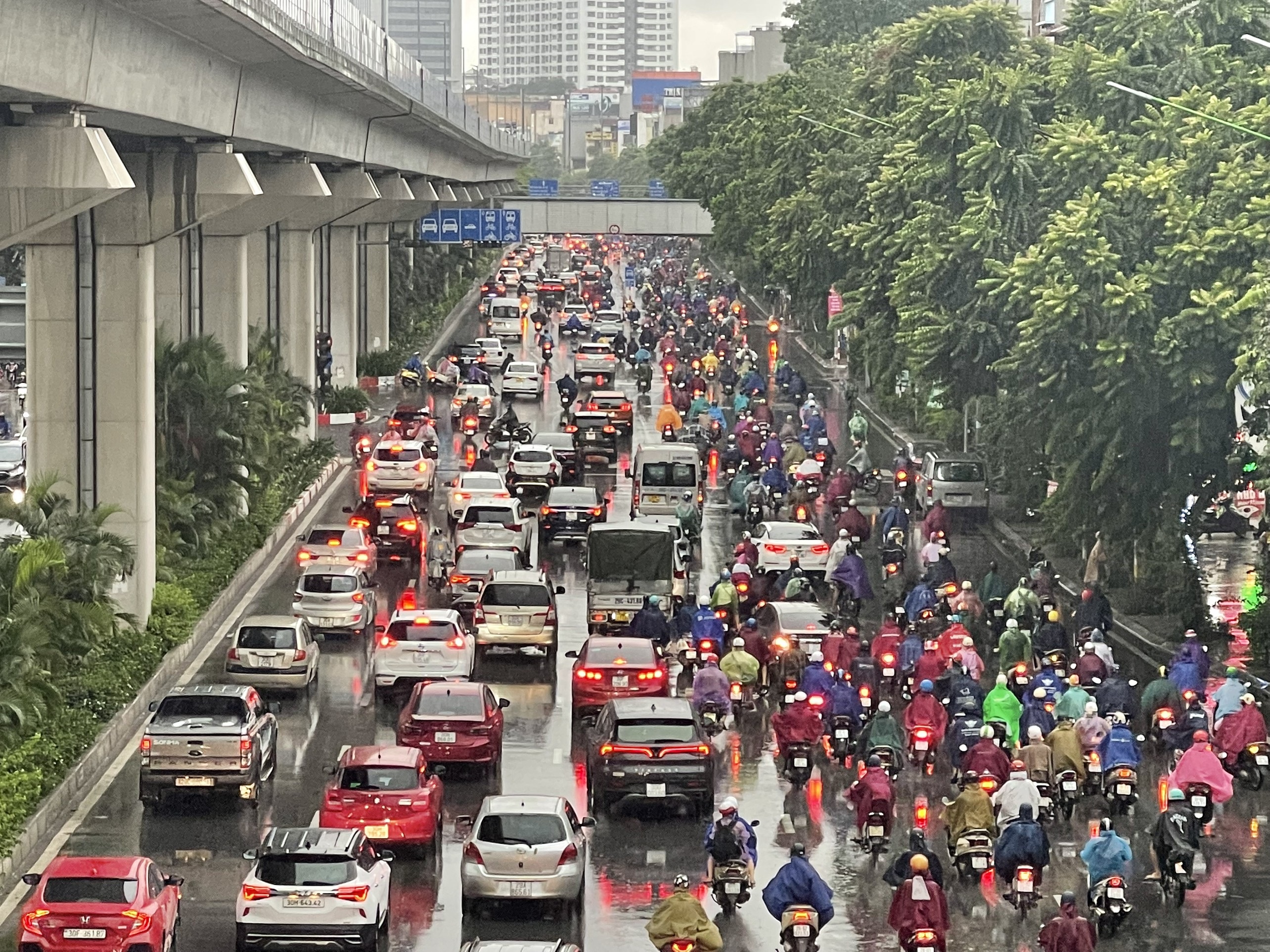 Đường phố Hà Nội thành sông sau trận mưa suốt đêm - 1