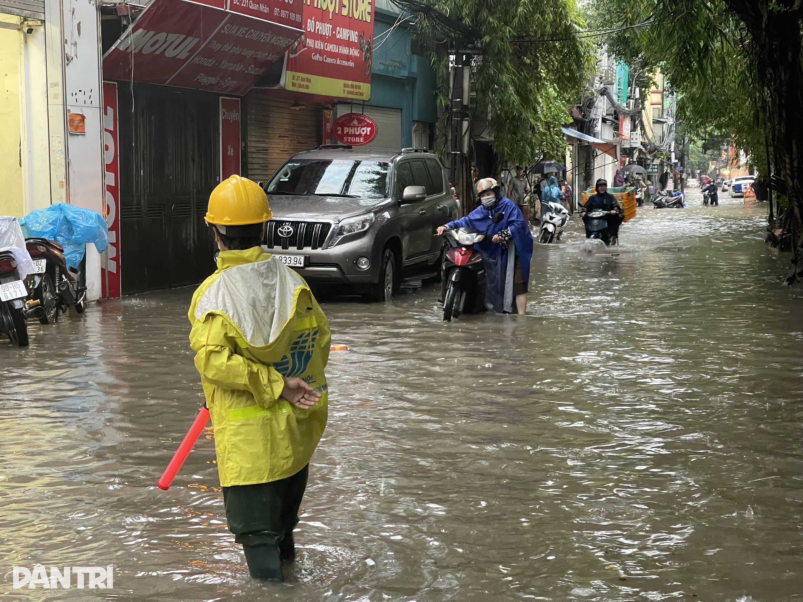 Đường phố Hà Nội thành sông sau trận mưa suốt đêm - 6 Đường phố Hà Nội thành sông sau trận mưa suốt đêm - 6