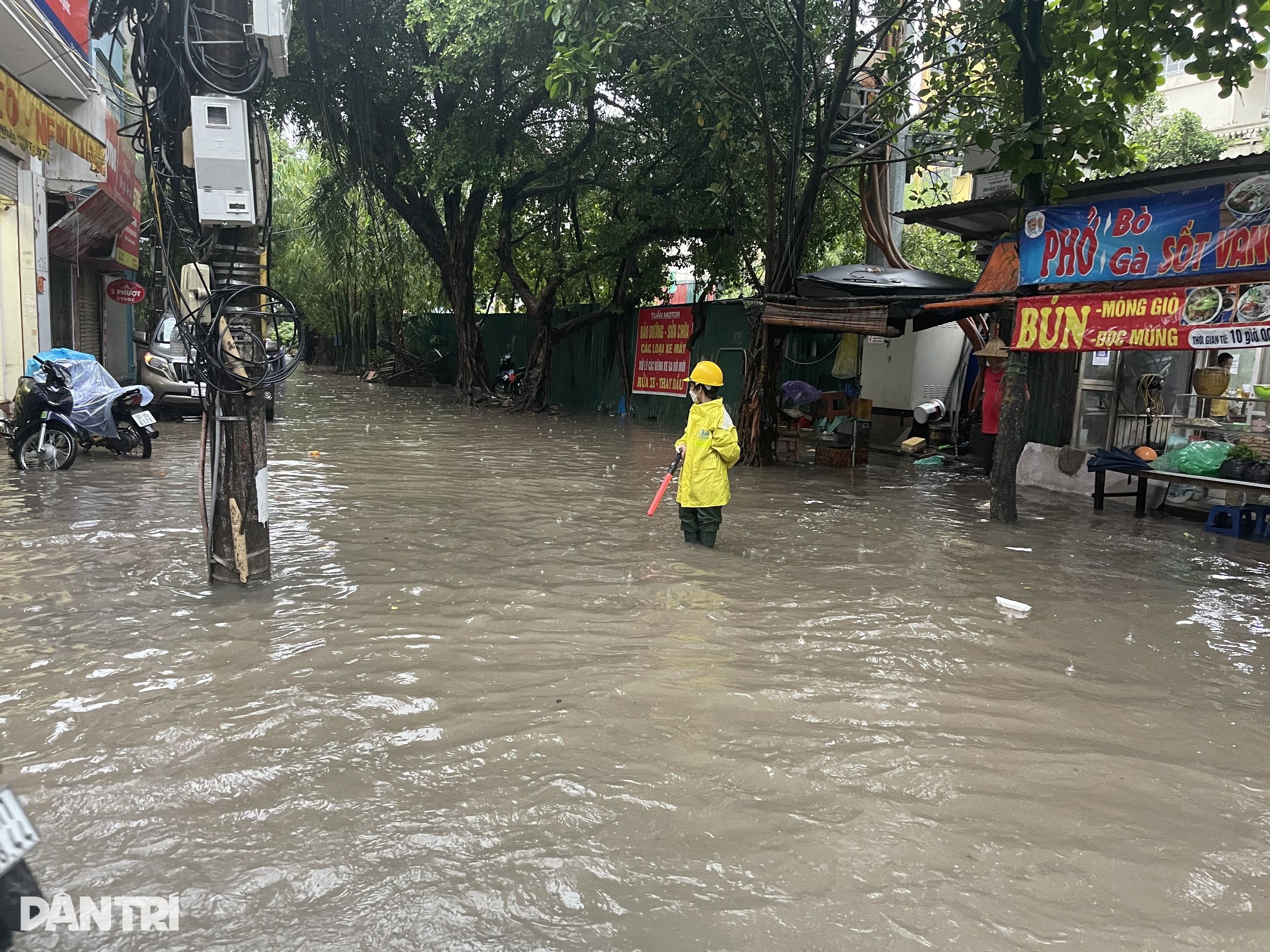 Đường phố Hà Nội thành sông sau trận mưa suốt đêm - 5 Đường phố Hà Nội thành sông sau trận mưa suốt đêm - 5