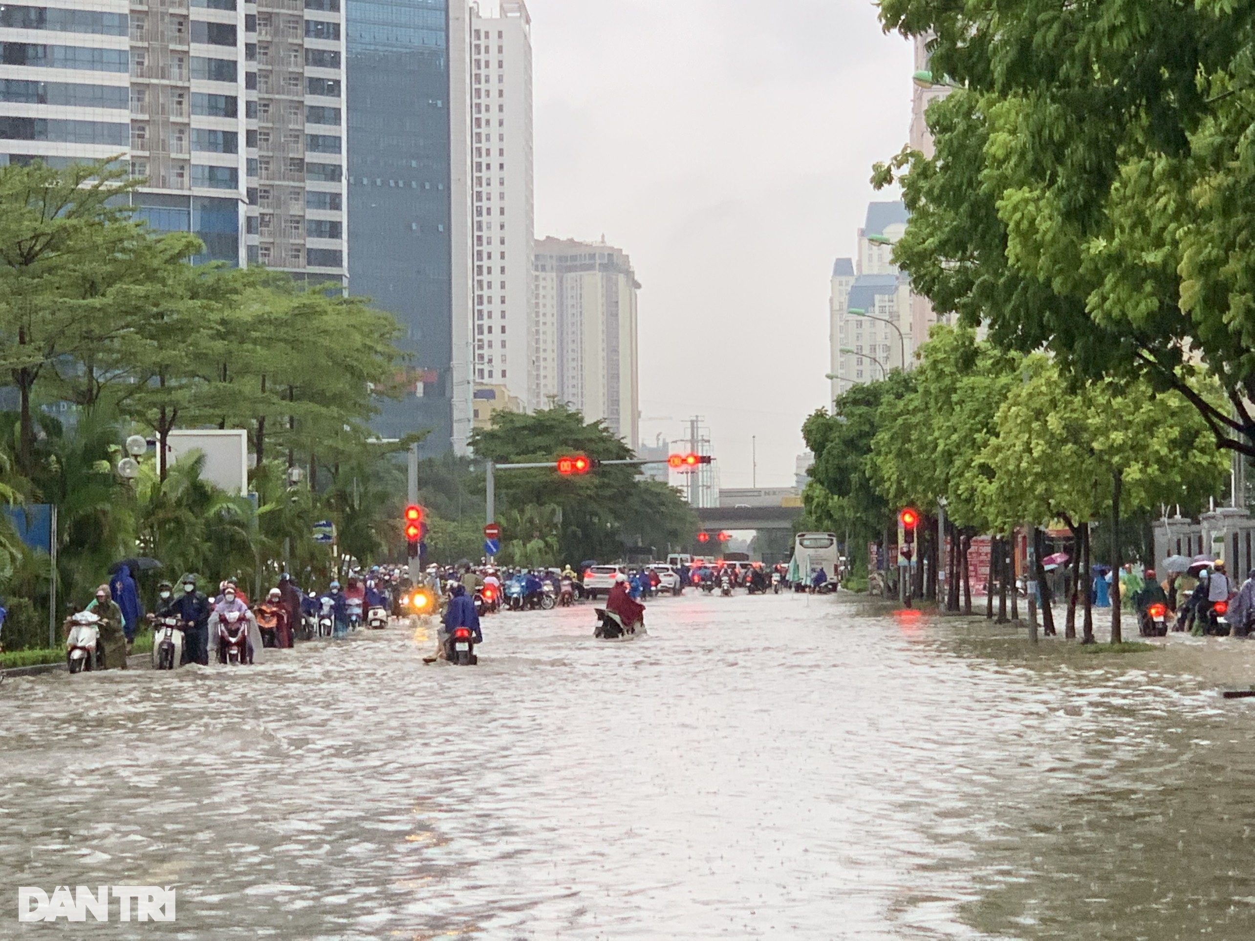 Đường phố Hà Nội thành sông sau trận mưa suốt đêm - 12