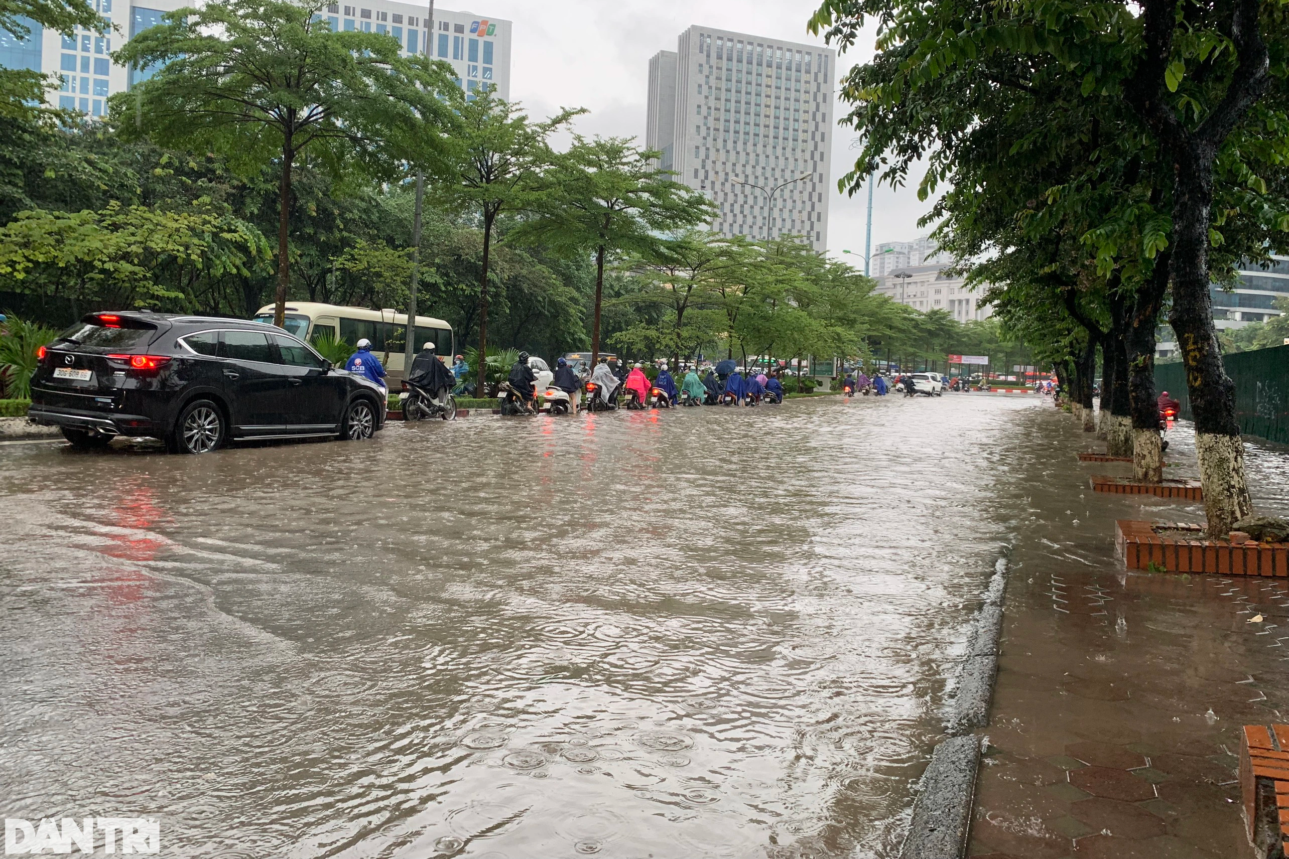 Đường phố Hà Nội thành sông sau trận mưa suốt đêm - 11