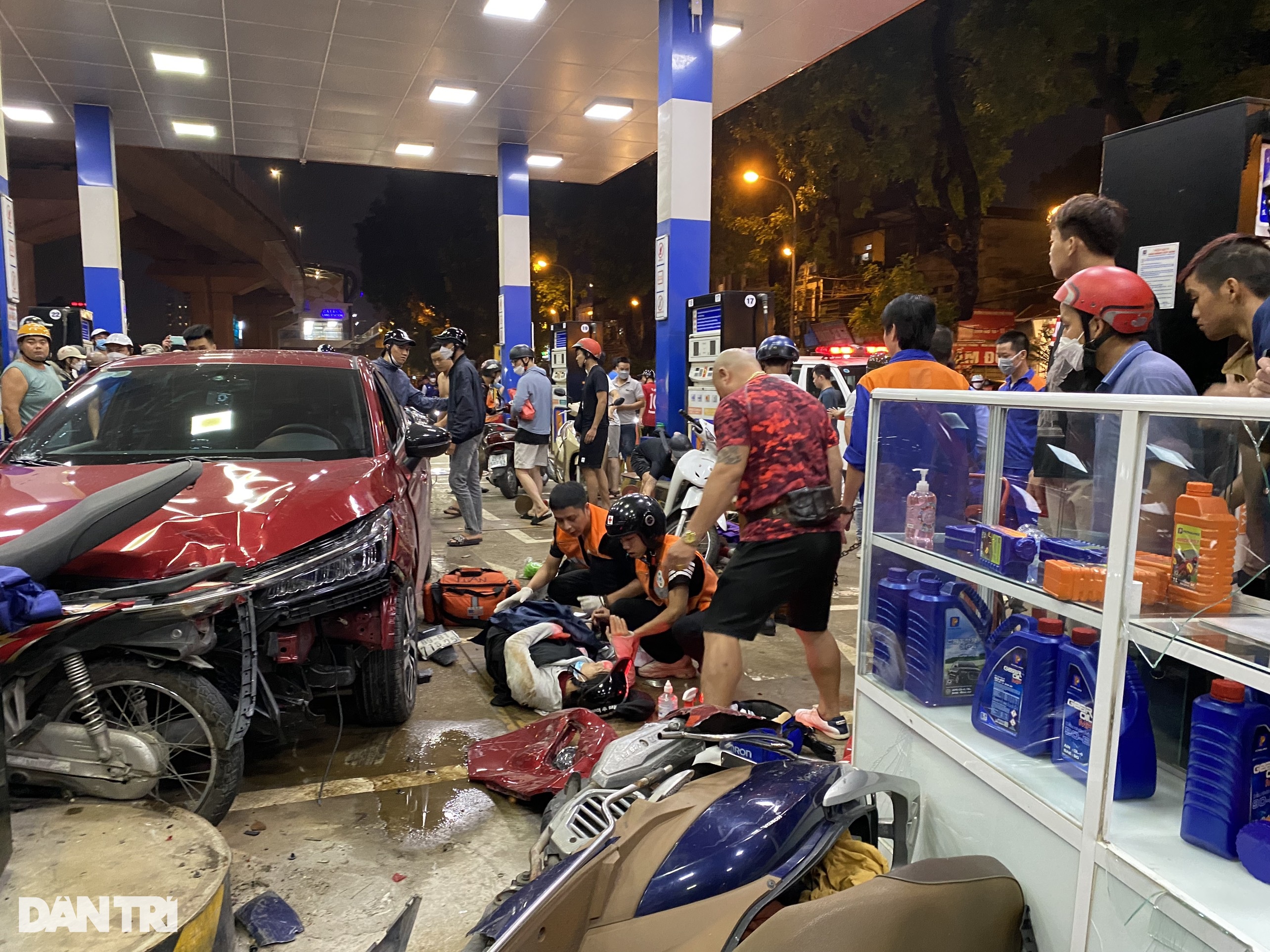 Ô tô càn quét cây xăng ở Hà Nội, nhiều người bị thương - 2