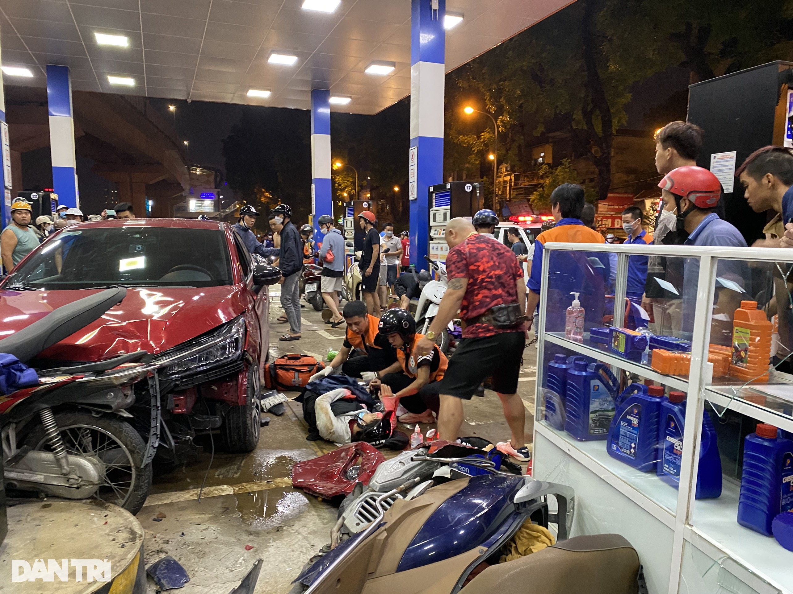 Ô tô càn quét cây xăng ở Hà Nội, nhiều người bị thương - 2 Ô tô càn quét cây xăng ở Hà Nội, nhiều người bị thương - 2
