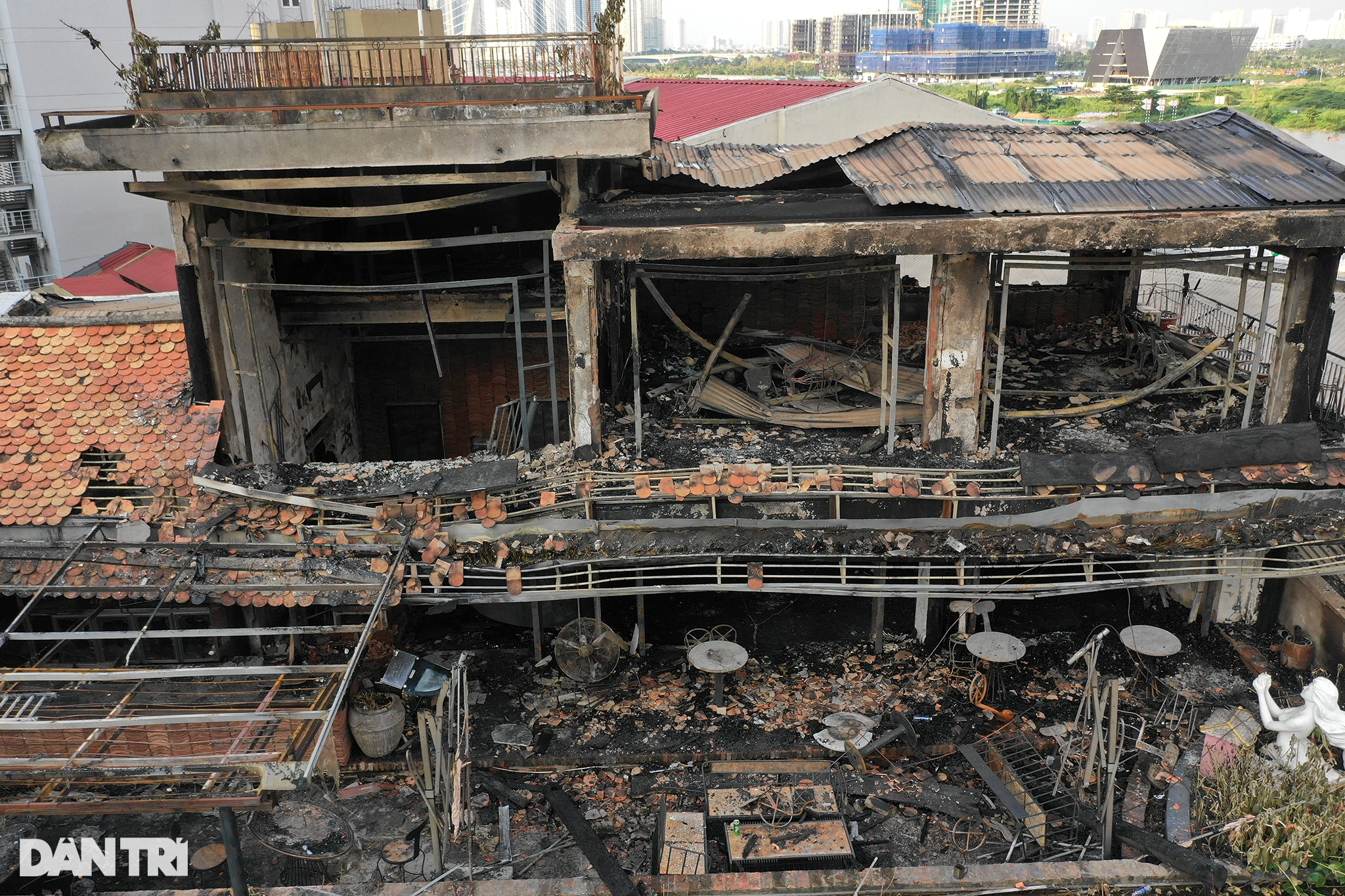 Hình ảnh tan hoang sau vụ cháy quán cà phê rooftop giữa trung tâm TPHCM - 6