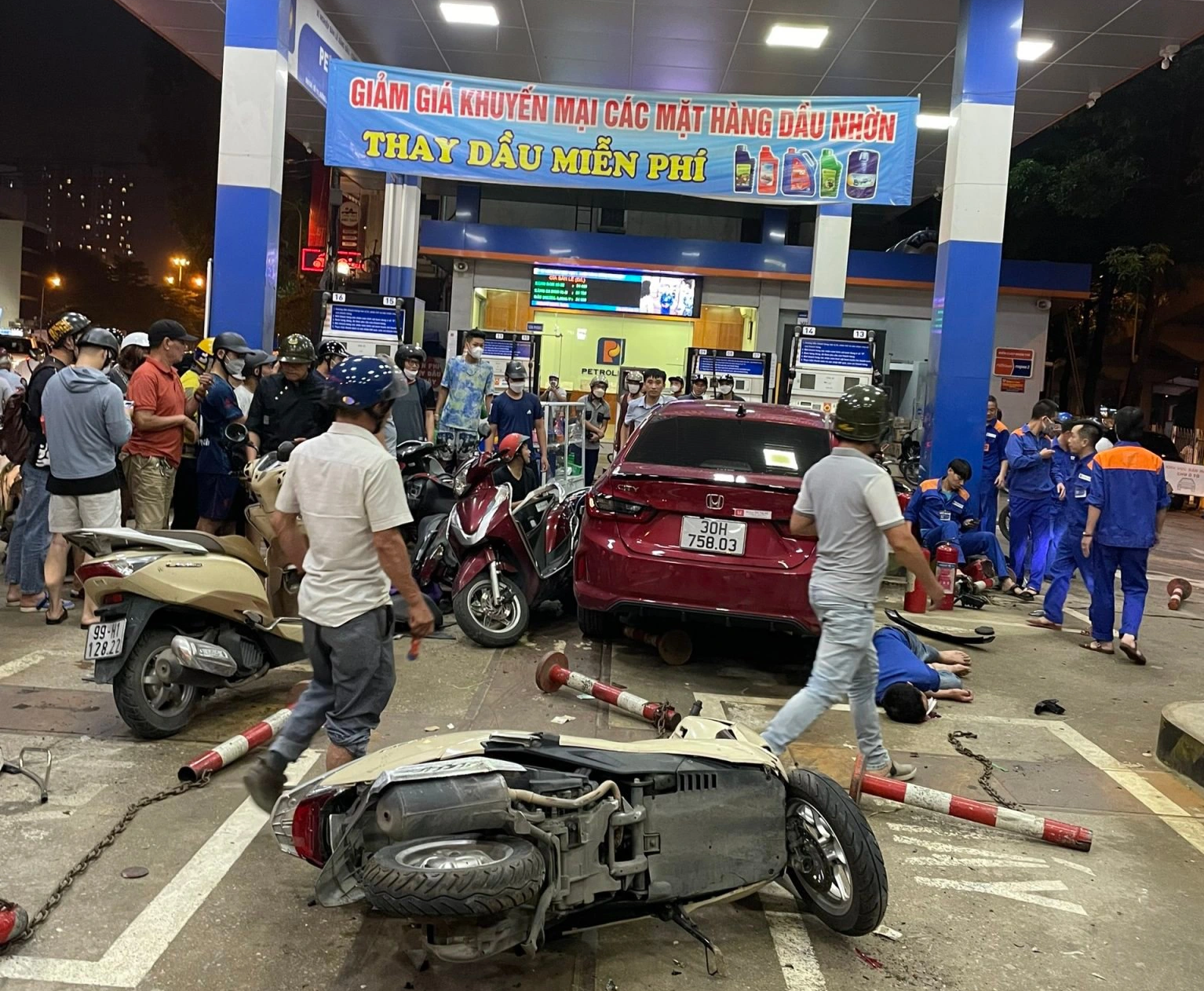 Vụ ô tô tông 8 người tại cây xăng ở Hà Nội: Tài xế sử dụng rượu bia - 1
