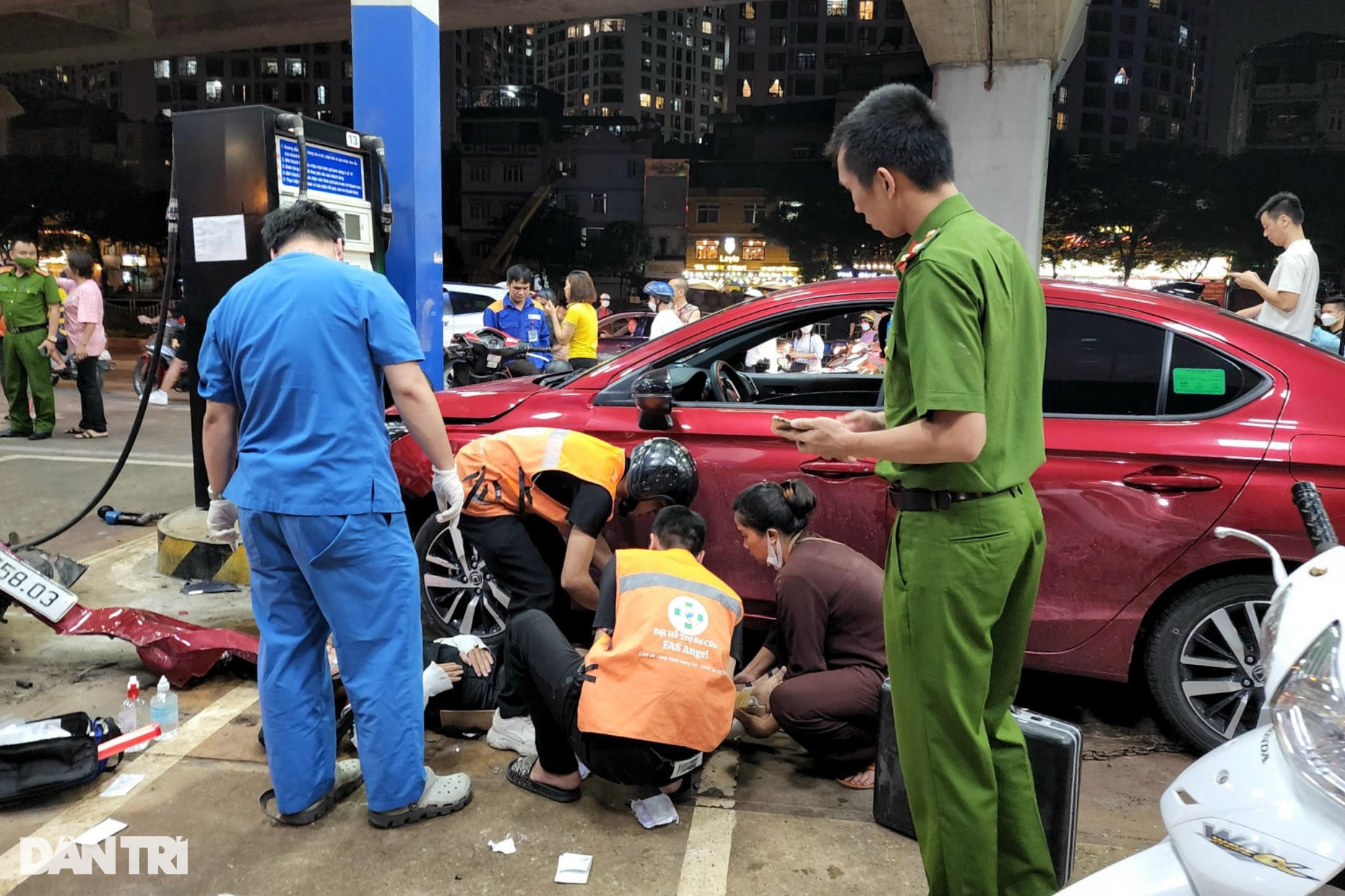 Hiện trường tan tác vụ ô tô tông nhiều người trong cây xăng ở Hà Nội - 6