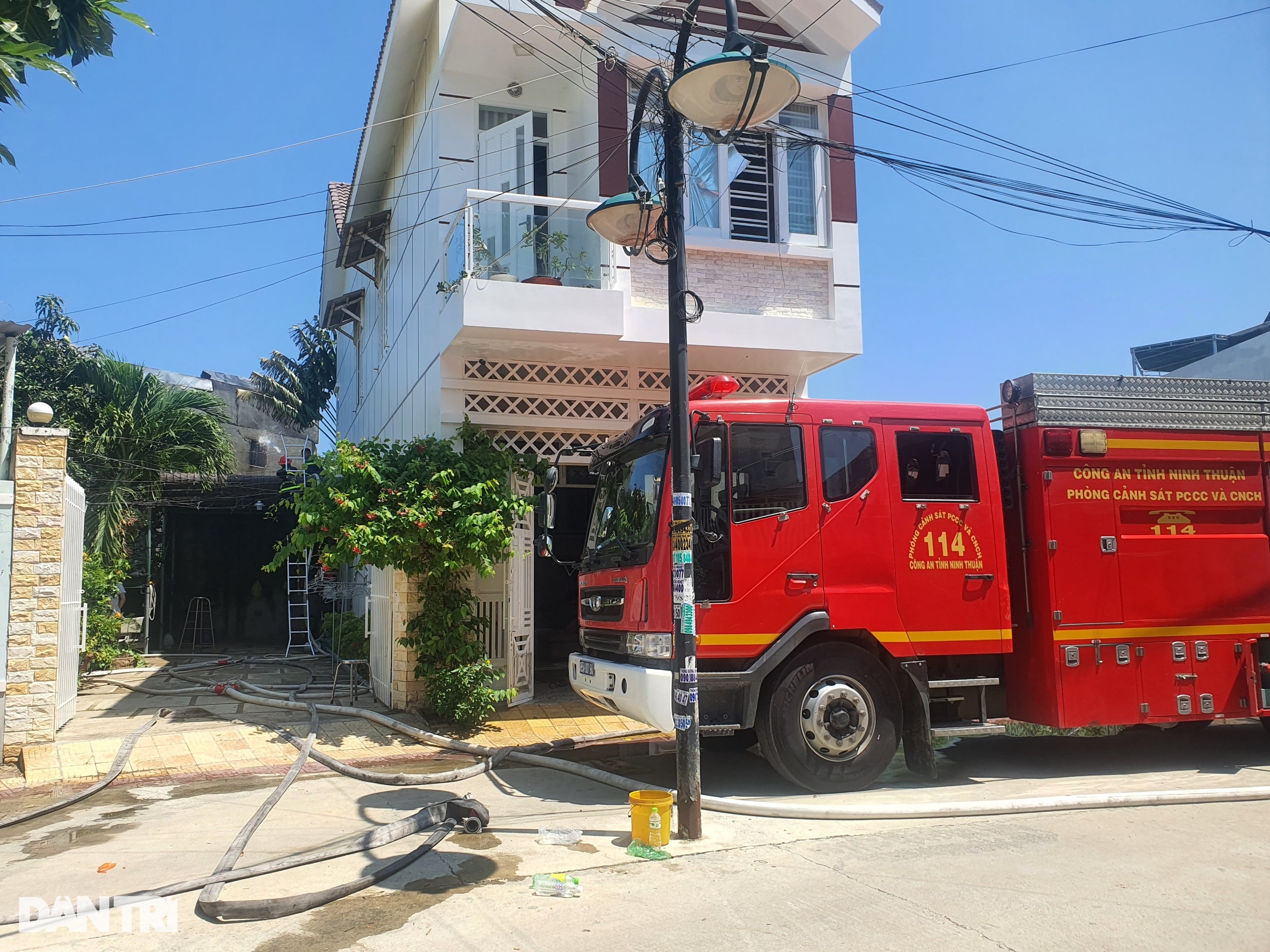Nhà cháy lớn rồi đổ sập, đang tìm kiếm 3 mẹ con mắc kẹt - 2 Nhà cháy lớn rồi đổ sập, đang tìm kiếm 3 mẹ con mắc kẹt - 2