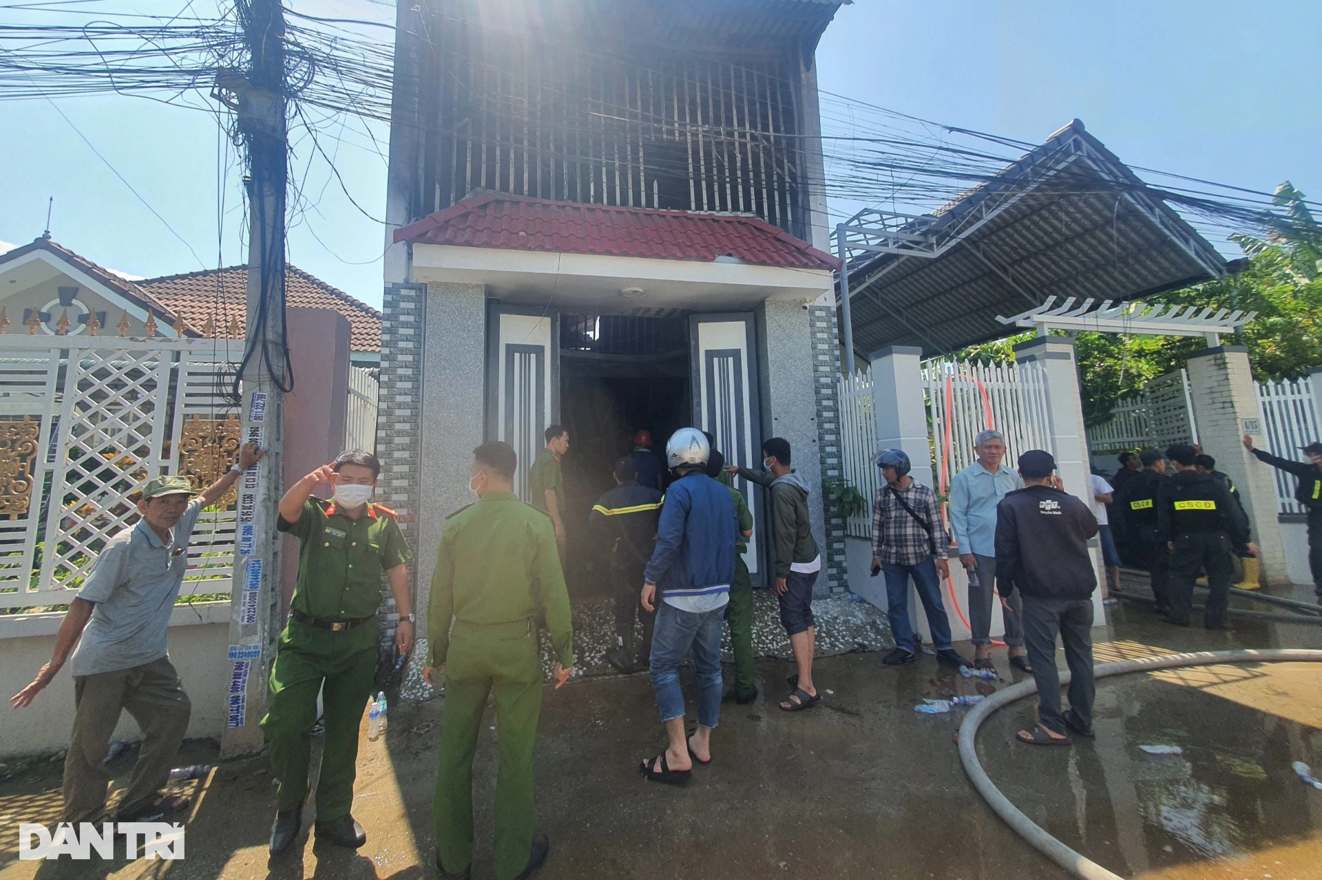 Nhà cháy lớn rồi đổ sập, đang tìm kiếm 3 mẹ con mắc kẹt - 1 Nhà cháy lớn rồi đổ sập, đang tìm kiếm 3 mẹ con mắc kẹt - 1