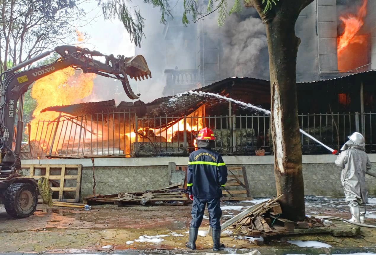 Ngôi nhà 3 tầng cháy dữ dội, một chiến sĩ cứu hỏa bị thương - 1