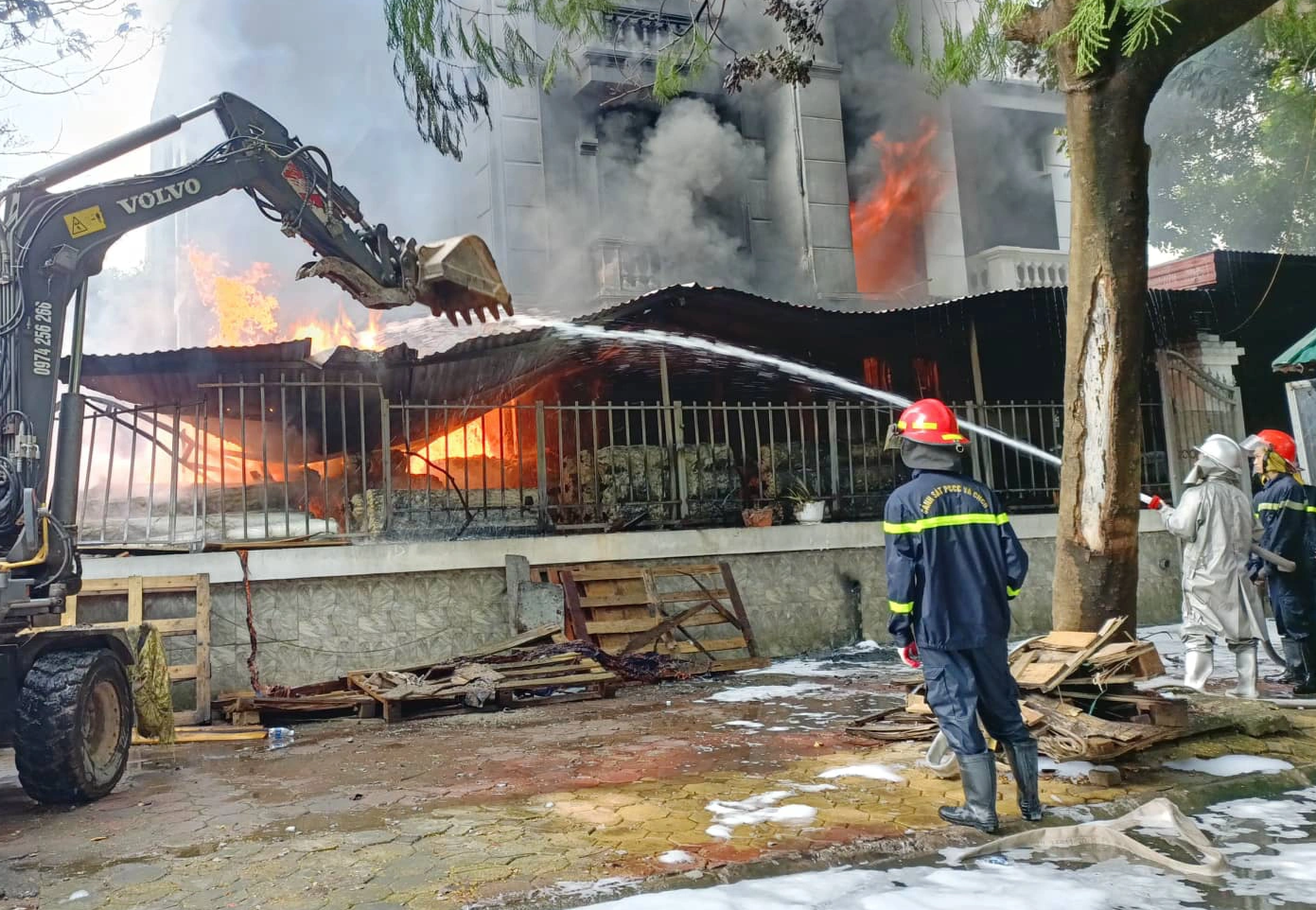 Ngôi nhà 3 tầng cháy dữ dội, một chiến sĩ cứu hỏa bị thương - 3