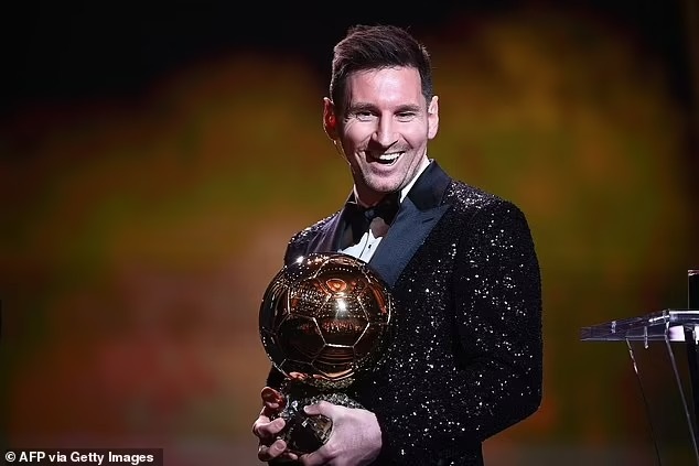 Tranh cãi Messi trượt đề cử Quả bóng vàng, Ronaldo 18 năm liên tục góp mặt - 2