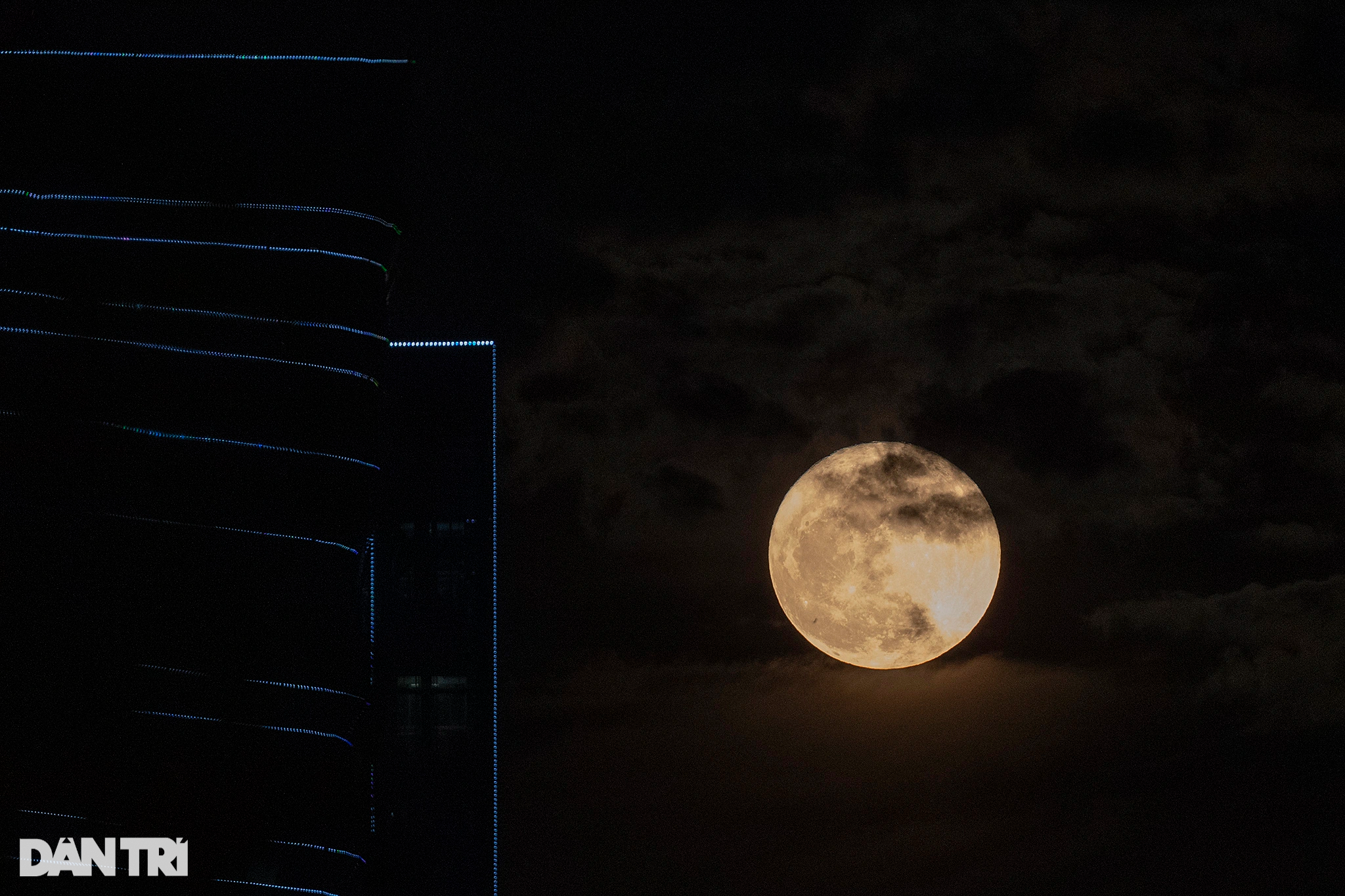 Ngắm siêu trăng cuối cùng của năm xuất hiện trên bầu trời TPHCM - 2