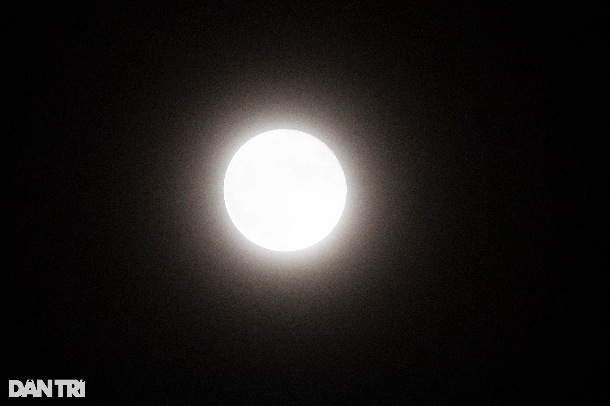 Ngắm siêu trăng cuối cùng của năm xuất hiện trên bầu trời TPHCM - 8