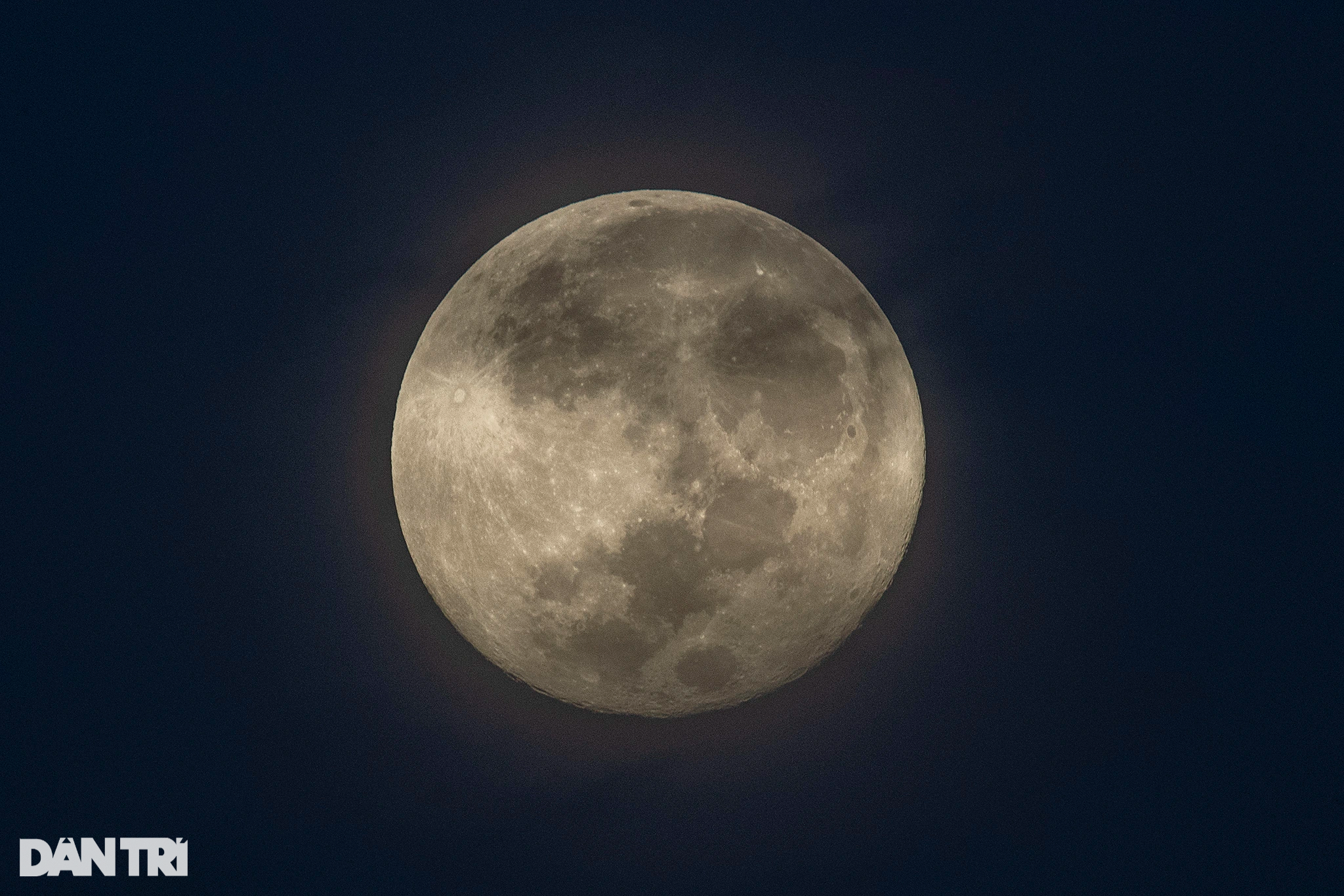 Ngắm siêu trăng cuối cùng của năm xuất hiện trên bầu trời TPHCM - 1