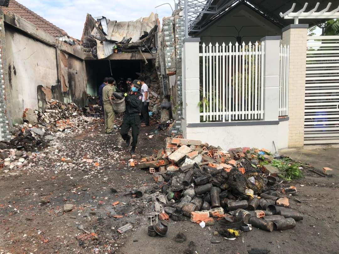 Tìm thấy thi thể 3 mẹ con trong vụ cháy nhà ở Ninh Thuận - 1