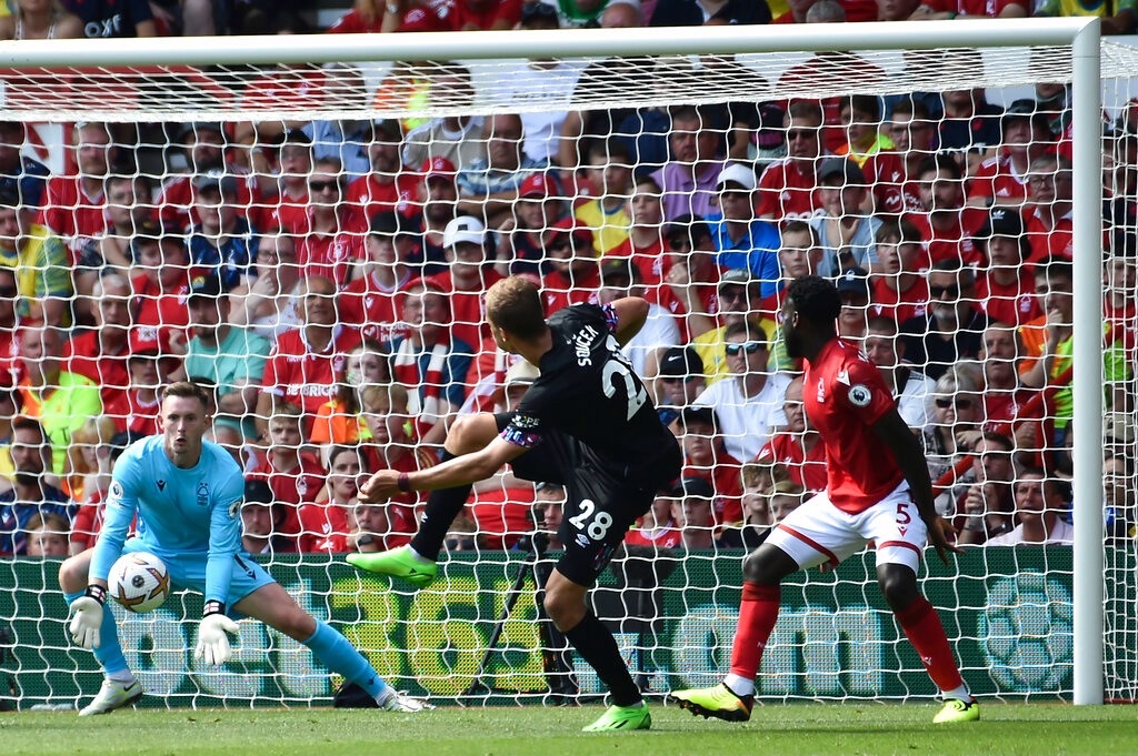 Dean Henderson chói sáng sau khi rời Man Utd - 1