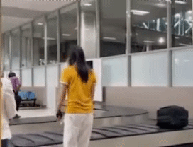 Thêm một nữ hành khách nhảy nhót, quay clip trên băng chuyền ở sân bay - 1