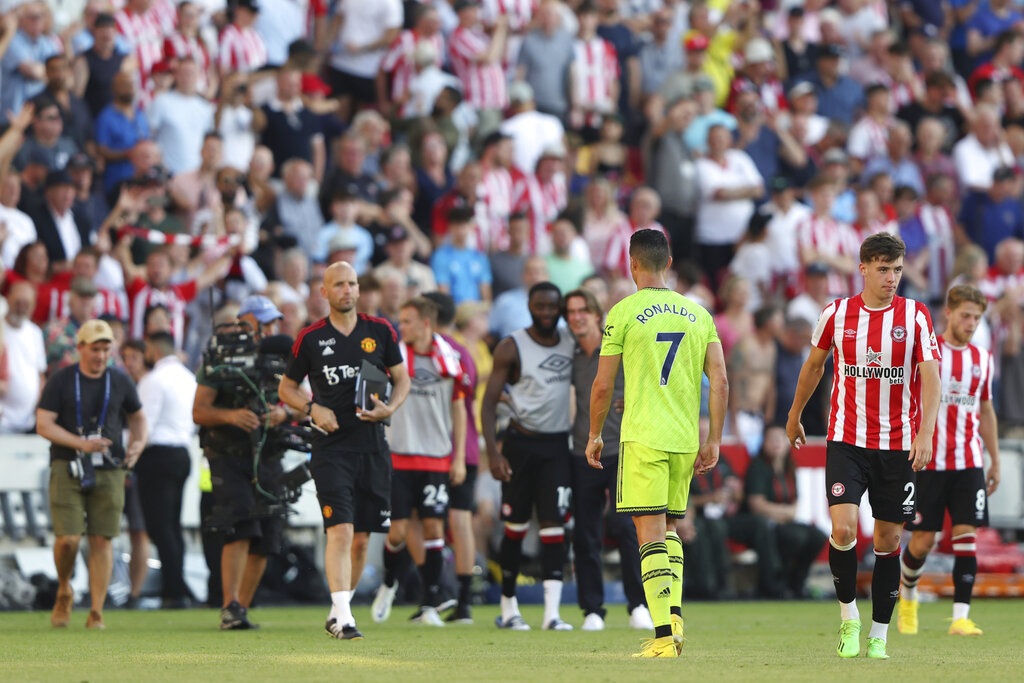 Phản ứng của Ronaldo, Maguire sau khi Man Utd thảm bại trước Brentford - 1